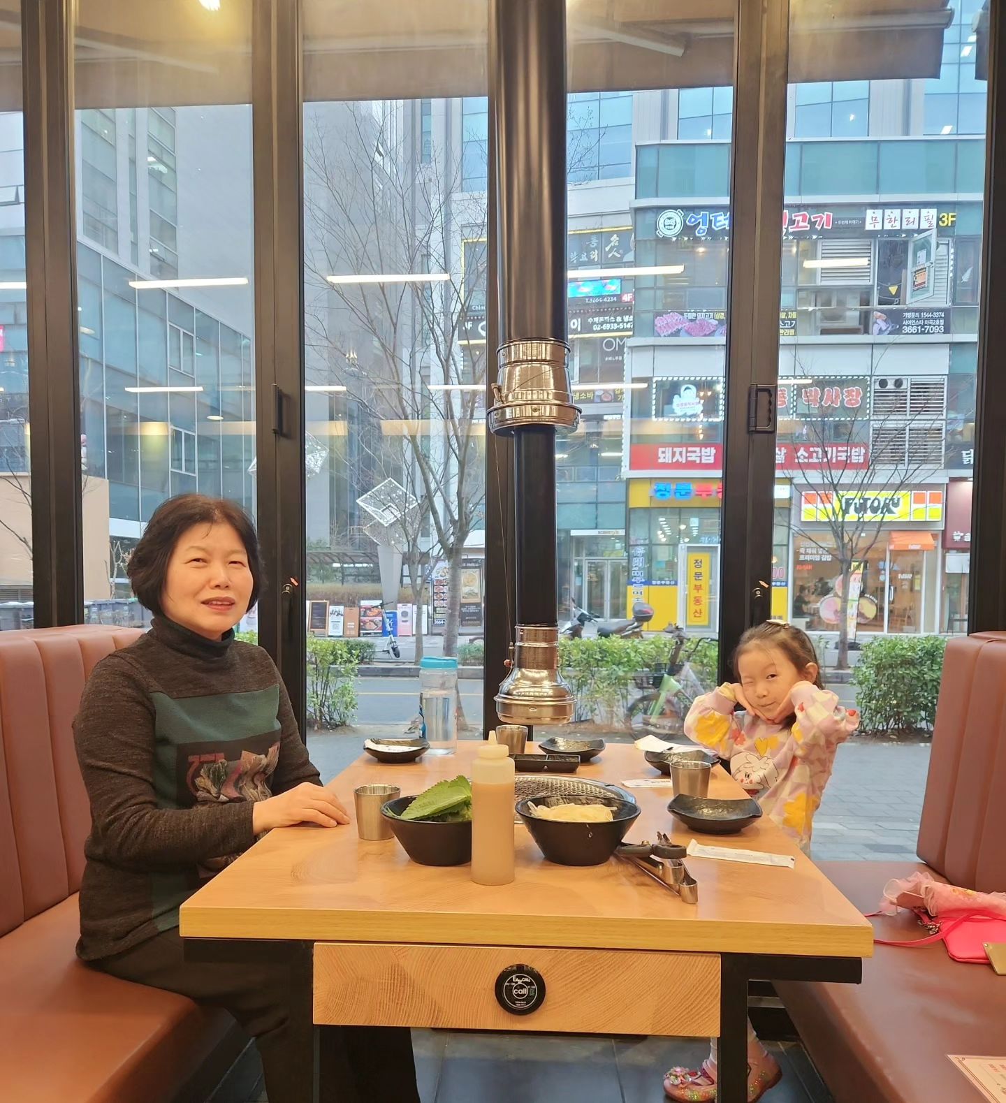 #1770일

고기먹구 스티커사진 찍으러 갔다가 머리띠 하나하나 다 써보고 사진찍어야 집에감 ㅋㅋ

#마곡전설의스테이크갈비 #인생네컷
