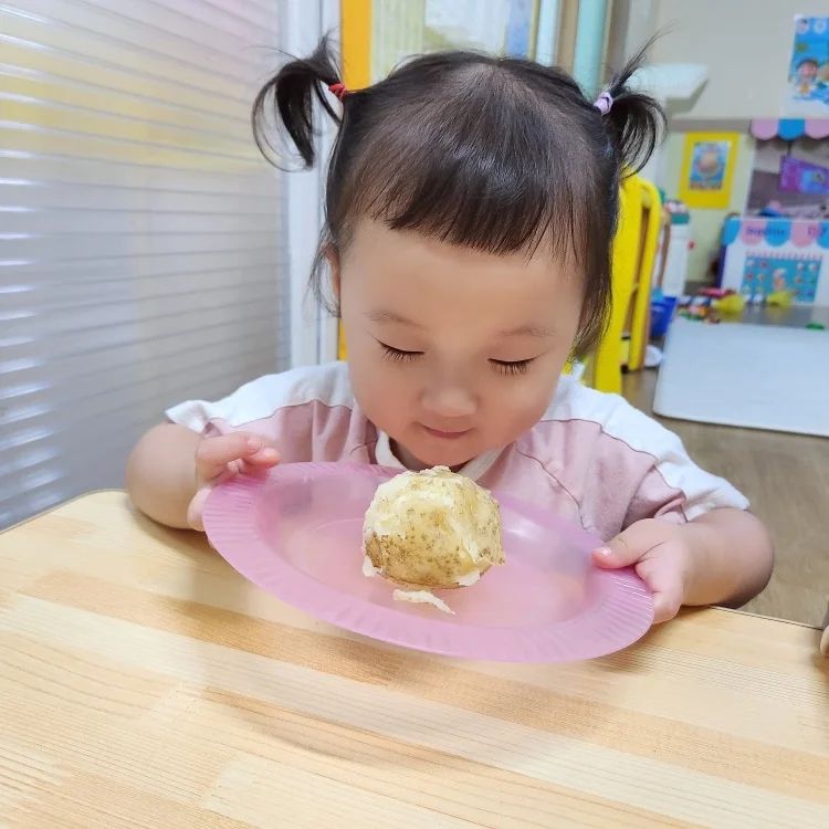감자 잘먹는 둥이들~~ 
저녁잠만 잘자주면 너무나 고마울거같아 애들아..😘