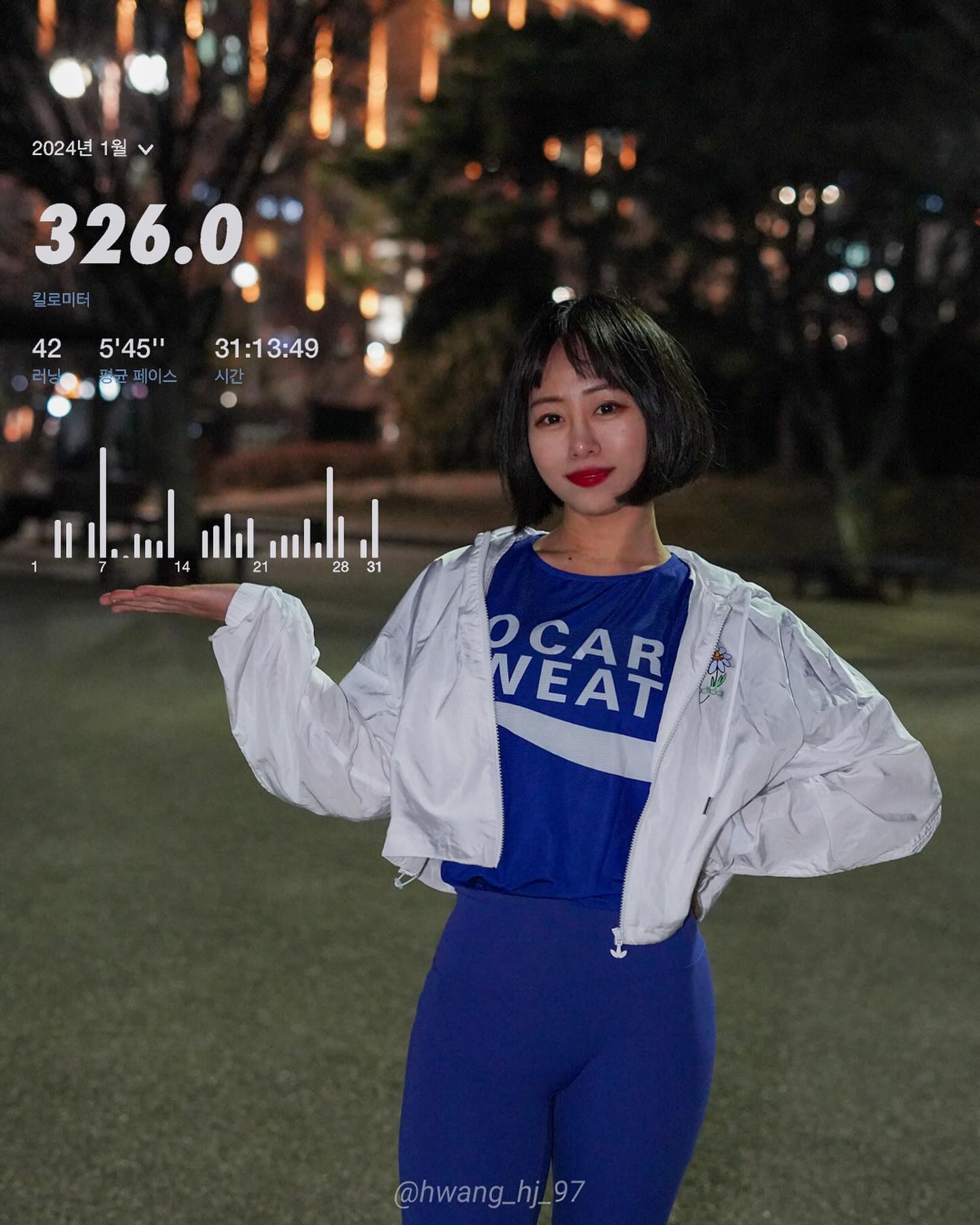 #도도하라 1월 #런말정산
⠀
🔹첫 𝟮𝟬𝟬km는 2023년 1월
🔹첫 𝟯𝟬𝟬km는 2024년 1월
⠀
포카리 과제 열심히 했더니
300km가 넘어버렸다.. ♡
⠀
사실.. 조깅을 잘 안하는 스타일인데
60분 조깅, 80분 조깅, 15km 지속주, 35km 등등
러닝 마일리지 쌓기 좋은 과제 위주로 내주셨다.
⠀
거리주가 아닌 시간주 조깅이 사실 제일 힘들었다...
느리게 달려도 빠르게 달려도 시간을 다 채워야 해서🤪🥹..
⠀
평소 습관과 다른 방식의 러닝을 하고 있는 요즘 !
인터벌을 하지 않았는데도 조깅만 꾸준히 했는데
잃어버린 페이스가 점점 돌아오는게 너무 신기했다
⠀
스토리에 과제 인증 할때 마다
0923mara 권은주 감독님의 따뜻한 코멘트와
훈련 받으러 갔을 때 스토리 내용 기억하시고
컨디션 체크 해주시는게 너무 감동이였다🥺💙
⠀
💙2024년 1월
총 누적거리 𝟯𝟮𝟲km
#도도하라_러닝 #러닝하라
⠀
작년 동마 기록인 3시간 26분에 맞춰서
1월 누적거리를 맞춰 봤다:)

작년에 승엽코치님이 월 200도 안뛰면서
풀 뛸 생각하냐고 하셔서 바로 200채웠었는데:)
추억(?)이 새록새록🥺
⠀
#livesweat #라이브스웨트
#포카리스웨트카운트다운트레이닝
#포카리스웨트스포츠사이언스
#포카리스웨트 #포카리 #동아오츠카
pocarisweat_runningcrew 
⠀
📷 hwang_hj_97 
톢톢 1월 정기런에서 현정이가 찍어준 사진 ♡
⠀