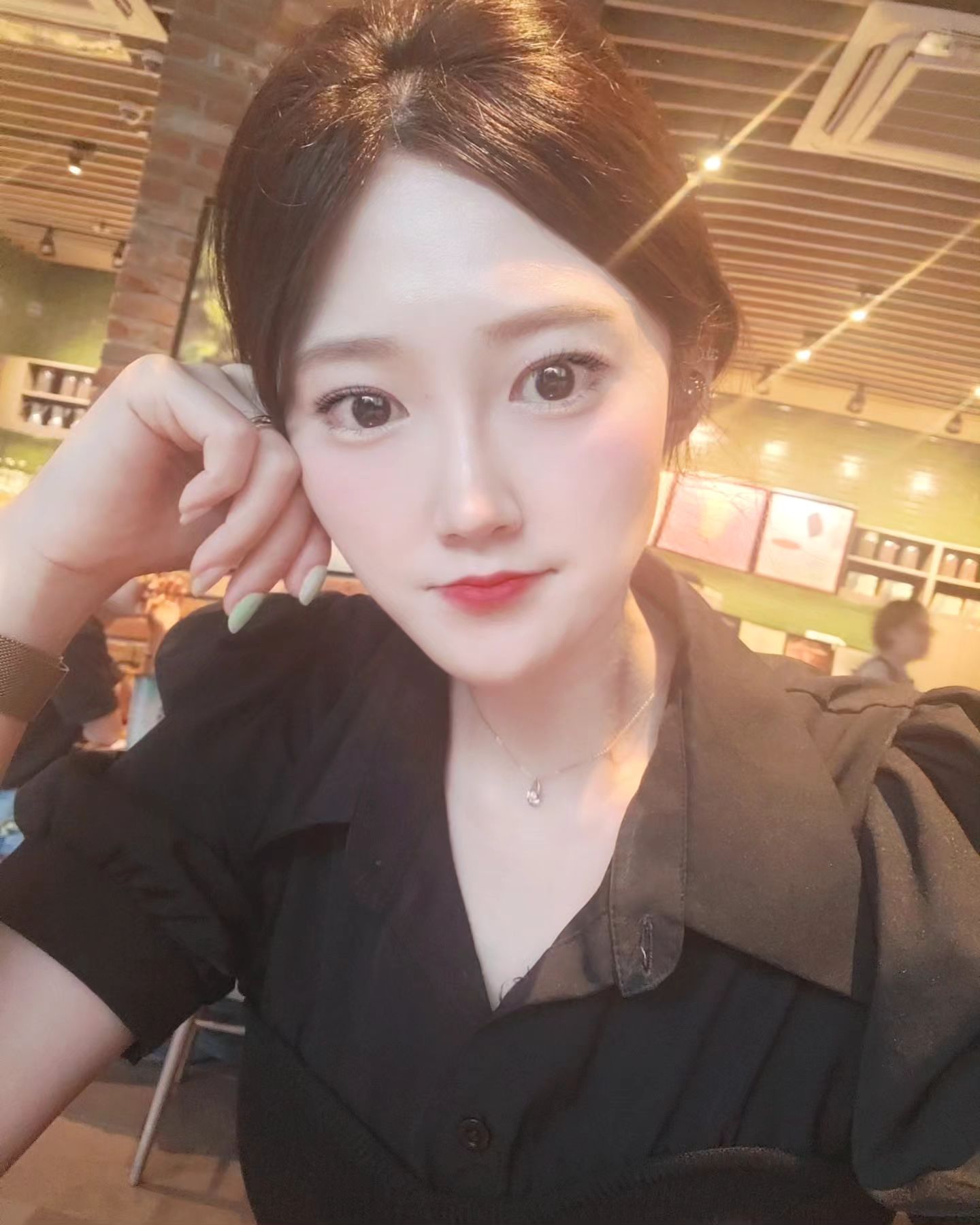 오늘은 #더위사냥 한날ㅎ#35도 #폭염 말이되니...🫢
더위조심하셔요 모두들~오늘밥두안먹고 #스벅 #돌체라떼 만 먹구 회의씬나게하고ㅠㅠ기력이 딸려서 집오자마자 #짜짱범벅 이랑 #미에로화이바 야식으로 냐미~💙
탄수화물 급 들어감ㅎㅎ내 뱃속에 하루동안 300칼로리먹음 붓기싹 빠지네ㅎㅎ그치만 힘이없어ㅠ한국인은 밥힘이야 🍚🍚❣️
.
.
.
.
#daily #ootd #selfiegram  #서울 #홍대 #강남 #selfie #셀스타그램 #맞팔 #좋아요 #좋아요반사 #이미지모델 #협찬 #뷰티모델#친구스타그램 #안양 #범계 #좋아요#vlog