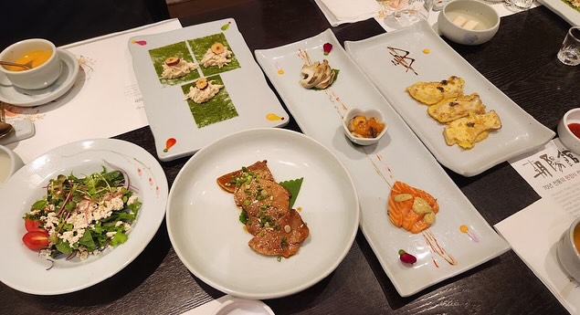 #강남상견례 장소로도 손꼽히는 조양관한정식에 다녀왔어요
프라이빗하고 아늑한 룸이 마련되어있어서 지인들과 즐겁게 식사하고 왔습니다 분위기도 고급스럽고 왜 상견례장소로 유명한지 알거 같았어요🥹

저는 조양관한정식 메뉴중 관코스 (90,000₩)를 주문했는데 구성도 하나같이 다 마음에 들었답니다👏👏 

✔️관코스 (90,000₩) 오늘의죽+물김치+계절샐러드+더덕채와 잣소스 관자 감태말이+볶음오이와 장육사태+오늘의전+맑은 해물탕+구절탄+마 찹쌀구이+해물과 연어회+한우 로스편재+활전복버터구이+바다장어 강정+갈비찜+메로된장구이+매콤해물볶음+보리굴비찜+녹차물+영양밥+계절김치와 기본찬+후식 

음식이 정갈하고 고급스럽게 잘 나오는 #강남한정식 코스요리 정말 음식 하나하나 맛들 퀄리티가 넘사였어요~! 상견례뿐만 아니라 #소규모돌잔치 #가족모임 #연말모임 모임장소로도 추천하는 #조양관한정식 지인들이 하나같이 재방문하고 싶다고 하더라구요 특히 보리굴비가 진심 역대급이였다고 칭찬을😘

조양관 한정식집은 마침 #보리굴비선물세트 까지 판매중에 있었는데
1/22~2/2일까지 #설날명절음식 예약을 받고있다고해요.
수령일은 2/9일 1~3시 ! #보리굴비 를 좋아하시는분들은 #조양관한정식보리굴비 진짜 추천합니다 서비스와 맛까지 보장하는 #강남맛집 조양관한정식 재방문 각이에요♥️♥️

◼️조양관 한정식
◻️서울 서초구 서초대로 74길 29 지하1층

⏰02-3473-8181