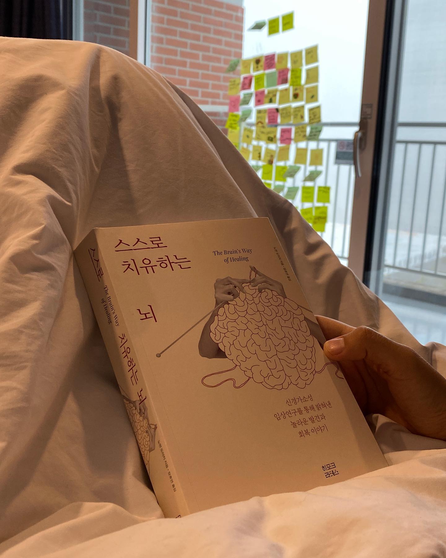 #서평
요즘 뇌과학에 관심이 생겨서 읽게된 #스스로치유하는뇌
처음 받아보고 분량에 놀라고, 내가 읽기에 다소 어려운 책이였다. 읽다가 헷갈려 다시 앞쪽으로 가서 다시 읽기를 여러번, 아직도 확실히 이해했다고 말은 할수 없지만 다양한 사례들로 다뤄줬으니 필요한 부분이 있을때마다 반복적으로 읽어주면 확실히 도움이 될거 같다.

뇌손상과 신경가소성에 대한 내용이 꽤 흥미로웠다. 책 내용엔 파킨슨병을 운동으로 완화하는 폐페의 사례가 나왔는데 페퍼의 운동은 빠르게 걷기였다. 하루걸러 한 시간씩 항상 땀을 뻘뻘 흘릴 정도로 했다고 해요. 나이에 상관없이 빠르게 걷기는 해마에 새로운 세포가 만들어진다고 해요. 걷기는 파킨슨 뿐만 아니라 뇌 건강 전반, 퇴행성 질환인 치매에도 도움이 된다고 하네요. 

인상깊었던 부분 하나, 신경세포와 신경교세포의 전반적인 건강을 높이는 다섯가지 활동들이 소개된 부분이다. 

1. 운동(하루에 최소 3킬로미터 걷기 또는 16킬로미터 자전거 타는 활발한 운동, 운동은 일반적인 인지력 저하와 치매의 위험을 줄이는 데 가장 효과적이다)
2. 건강한 식당(하루에 최소한 야채와 파일 서너 접시 먹기
3. 정상 체중(제질량지수 18~25 사이).
4. 낮은 알코올 섭취
5. 금연

이론적으로 아는 내용이지만, 또 한번 더 명심하고 5가지 활동 꾸준하게 해봐야겠다. 몸과 마음은 서로 연결되어 있고, 몸을 움직이면 뇌도 움직이니 몸을 운동시키는것은 스스로를 치유하는 가장 강력한 방법이라 한다. 신경가소성을 이용하여 나도 건강한 뇌로 건강하게 살아야겠다.
