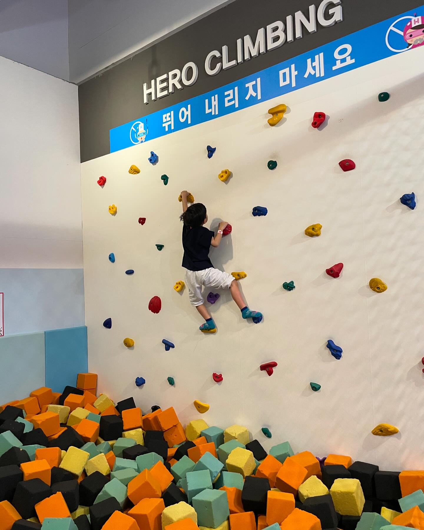 비가오는날은 역시 키즈카페!🫶🏻
3살8살이 함께 놀기 좋은 
#일산히어로키즈파크
