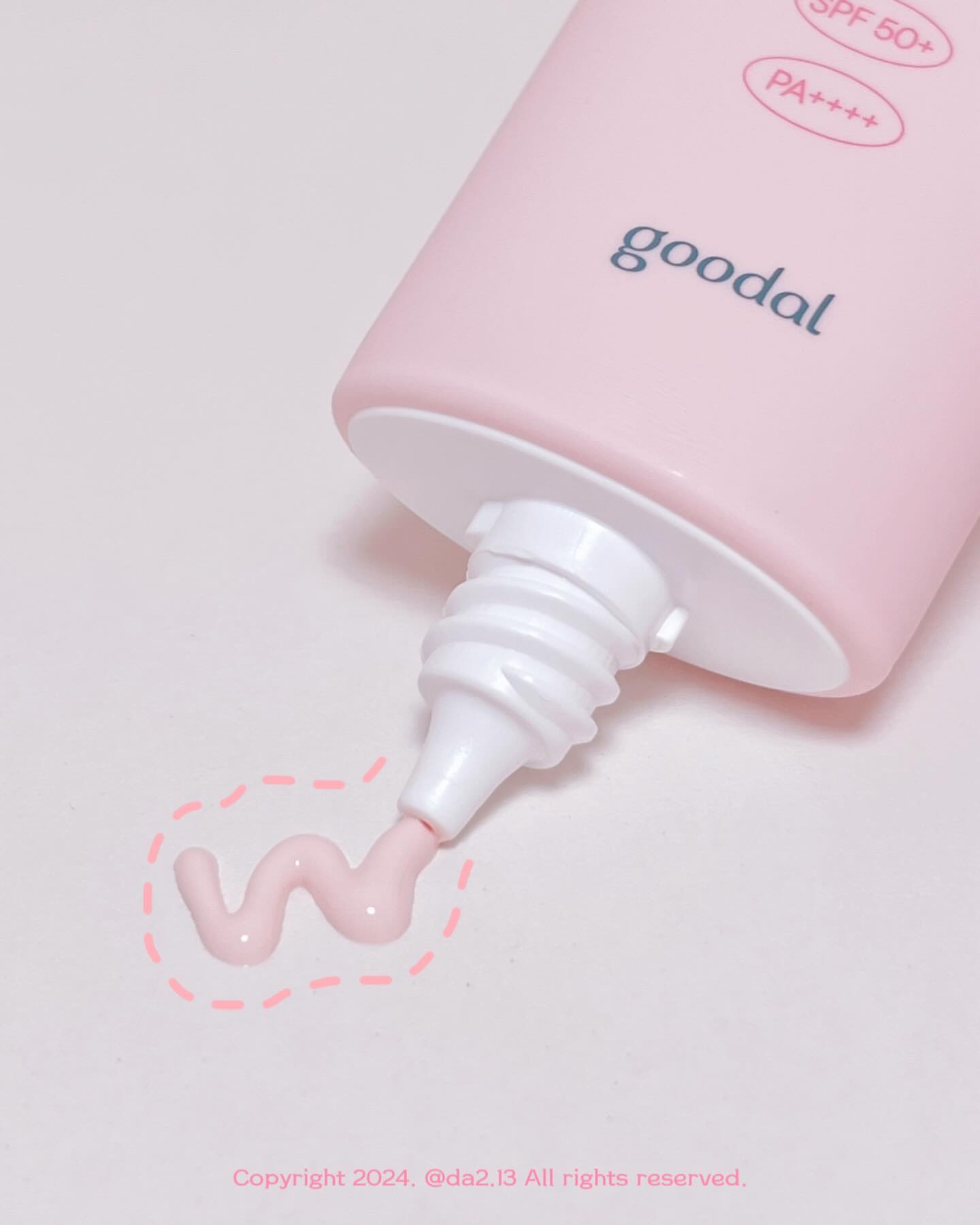 #협찬 cliocosmetics_official goodal_official 

구달 맑은 어성초 진정 수분 톤업 선크림☁️💫

화사하게 톤업되는 핑크베이지 컬러의 수분 톤업 선크림☀️

SPF 50+ PA++++로 자외선을 차단해주는 수분밀착 혼합자차 선케어 제품이랍니다💦

글루타치온과 미백 기능성 성분이 색소침착과 흔적 케어까지 도와줘서 생기가득💖

제주 어성초 추출물 함유로 진정 케어🌿
민감성도 안심하고 매일 바르는 선크림 추천해요
ෆ
ෆ
#클럽클리오서포터즈2기 #구달 #맑은어성초진정수분톤업선크림
