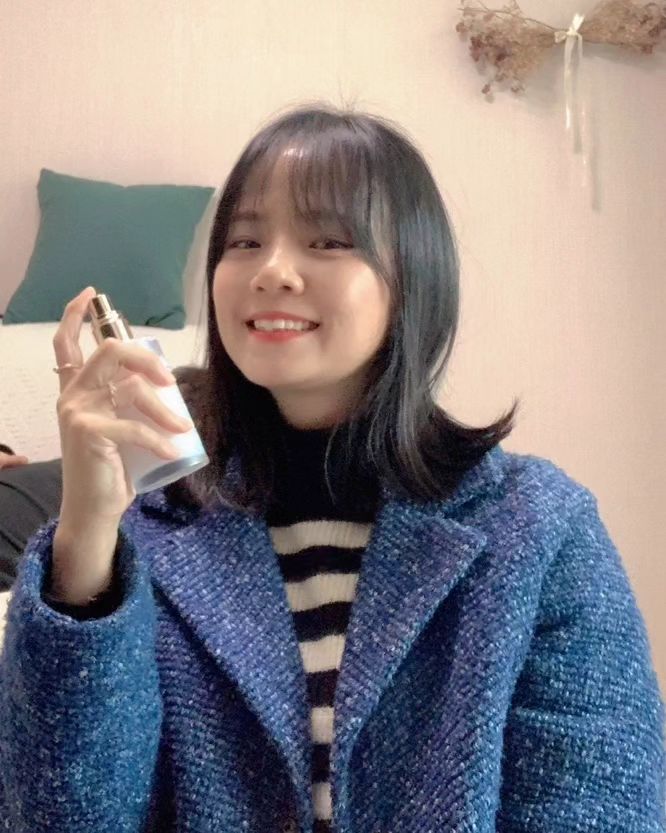 데이트하고싶은 날🤍 #광고
ㅡ엥?? 미스트뿌리고 우윳빛깔텍스쳐가 신기해 피드에 사진같이 첨부했는데 나체... 위반 어쩌고 ㅜㅜ 제 손이 그렇게 선정적인가요🙄 삭제당했어요
스토리에 올려볼게요?! 넘  당황스럽구요ㅋㅋㅋ 
⠀
'뿌릴수록 피부가 좋아지는 영양가득 브라이트닝 미스트'
와ㅋㅋㅋㅋ 뿌릴수록?? 너무 솔깃한 문구였어요🙊 영상 찍고 사진 첨부했는데 크림워터텍스처라 우윳빛깔 너무 신기했고요! 근데 또 향이 진짜 미치도록 좋아요ㅠㅠㅠ 바디미스트로도 사용가능 하다는데 계속 제 몸 킁킁 대고 있는 변태가 될 것 같아 얼굴에 양보하겠어요🥰
⠀
📍뉴트리엘릭서 미스트
▫️수분보습 영양가득
▫️마이크로 에멀전기술로 미세하고 균일한 안개분사:) 자연스런 광✨
▫️주름개선&브라이트닝
⠀
일반 보습만 되는게 아니라 뿌리는 에센스라고 감히 칭해봅니다! 패키지는 또 얼마나 영롱한지✨ 리뷰하며 조사해봤는데 아모레퍼시픽브랜드 제품. 예전 유명한 연예인이 이 브랜드 공구도 했었고 방판제품으로 유명한데 요 미스트는 12월1일 런칭한다고해요!
⠀
⠀
tmi_저 오늘 오랜만에 결혼식 다녀오며 한껏 꾸몄잖아요?! 이런 날은 남친하고 데뚜하는 날인데,, 남친이 읍네🙄 ㅋㅋㅋ볼일있다고 나가는 남편 문닫는 소리에 왜 제 입가에 미소가🤗 ㅋㅋㅋㅋ
⠀
⠀
#끼리🐘 #같이예뻐져요 #겨울미스트
#홀리추얼미스트 #뉴트리엘릭서미스트 #스킨트리트먼트 #안개분사미스트 #토닝미스트 #센티드미스트 #안개미스트 #크림워터미스트 #미스트 #15그램 #15그래머 
⠀