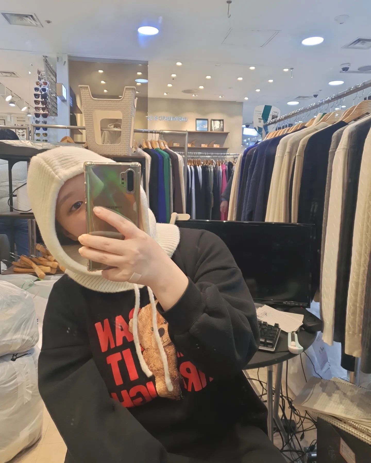 올 겨울은 바라클라바🙃
오늘 임부복사려고 따라나왔다가
엽이 삥뜯어서 옆에 모자매장에서 두개나😝
2층 매장에 하나 더 봐뒀는데..
다음기회에..