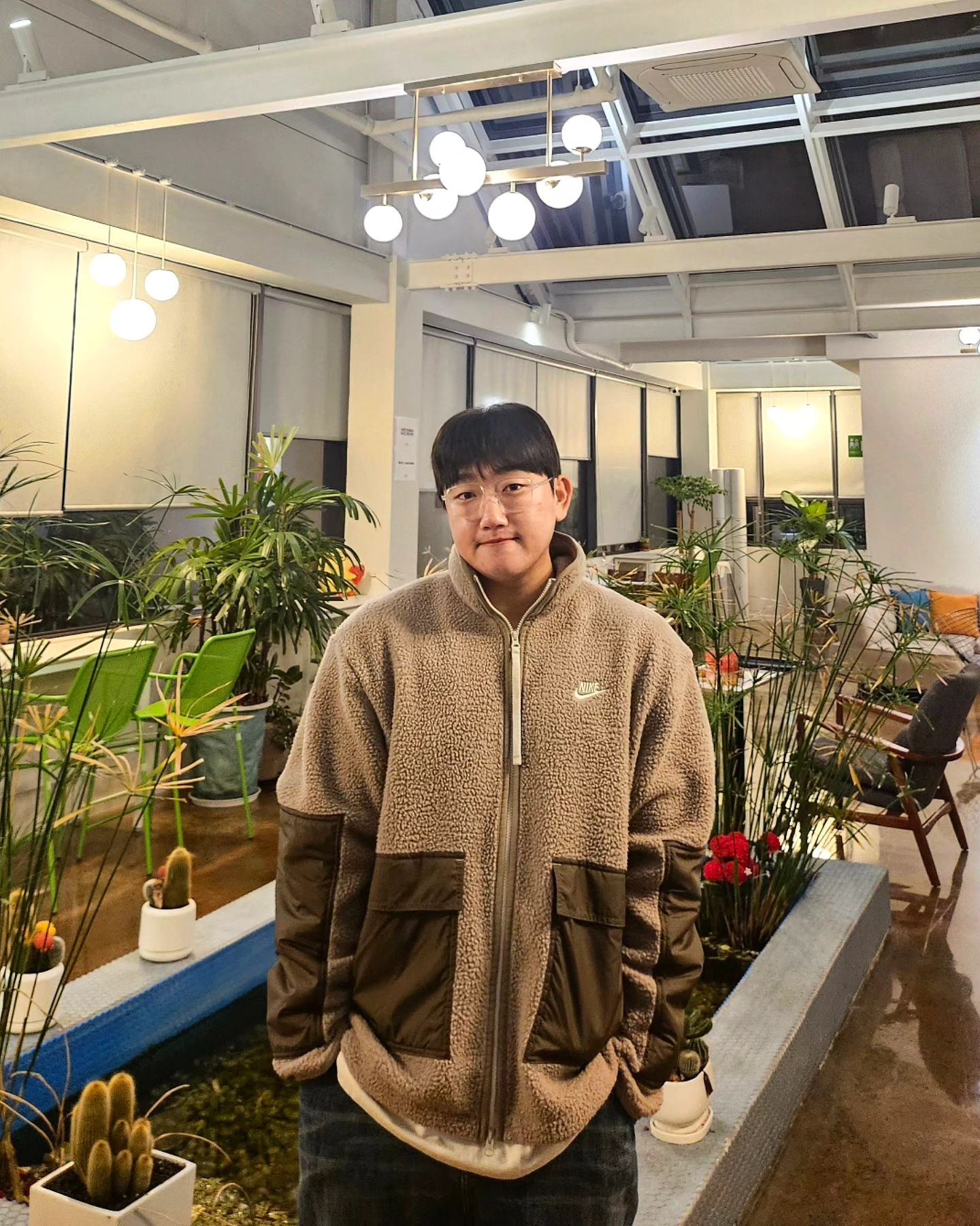 #협찬 riverun_official
평택에 뷰카페는 여기!!
큰 통유리와 유유자적한 풍경들 보며 힐링하는 곳 
해뜰 때 갔으면 더 좋았을 법했지만,,마감시간 다되서 도착해가지고 안타깝게 음식은 못먹었지만 브런치도 엄청 다양하게 잘되어 있는 카페!
그 외 베이커리와 케이크 마카롱 등 맛있는게 많아요👍
그리고 애견 동반이 가능하고 주변 뛰어놀 곳이 
많아서 정말 좋을 것 같아요!
본관 별관 등 건물 공간이 나뉘어 있어서 모임하기 좋고
카페 대관도 운영중이니 파티나 행사할 때 장소로 추천드려요.

#리버런앤둘리펫츠 #평택카페 #평택애견카페 #평택애견동반카페 #평택카페추천 #평택카페맛집 #수제마카롱 #이태리식마카롱맛집 #팽성읍카페 #팽성읍맛집 #애견동반카페 #애견동반맛집 
#애견동반식 #평택데이트 #평택대형견운동장 #평택반려동물카페 #평택불멍카페