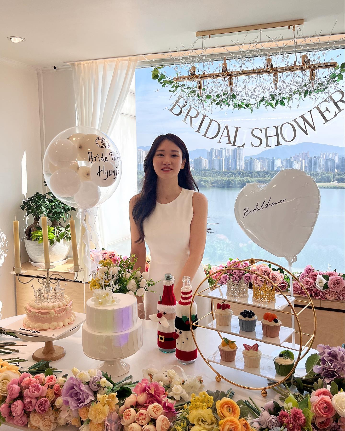 바쁜데도 챙겨준 pyo_____rimm ssinnnnee_ 👰‍♀️💕 
모닝 브샤는 우리가 처음일듯🥳 항상 너네랑 함께라서 넘 행복하구 든든해>_<✨ 고마워! 앞으로도 우ㄹi 우정 뽀에버🫶 #현조_웨딩 
-
#bridalshower #party #지난주 #브라이덜샤워 #결혼준비 #기록 #브라이덜샤워케이크 #브라이덜샤워풍선 #한강뷰브라이덜샤워 #브라이덜샤워파티 #Bridal #bridalshowercake