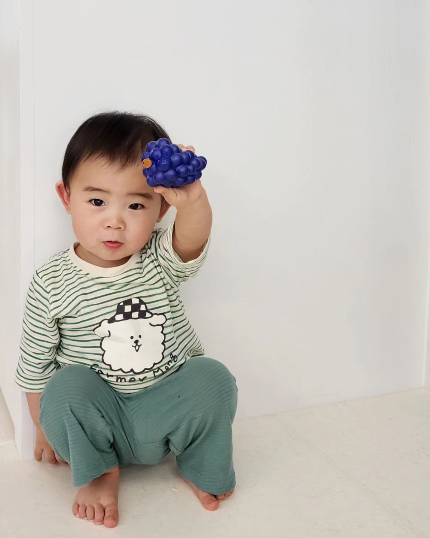쪼망이랑 찰떡인 실내복 
ubmom_closet ..♥️ 
입기만해도 귀여워지는 마법 🌈

울 아들도 예외없이 빵쟁인지 🍞 
앉은 자리에서 식빵 3장 먹고 
배터질때까지 절대 안일어나는 쪼망이 😹🥯

마지막은 머리에 올린 링이 떨어지기만해도
행복한 #16개월아기 〰️🫶

#16갤시작 #지난일상 #귀여운쪼망이 ♥️