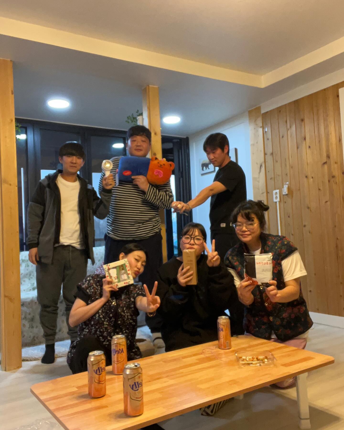 #첫여행

2023년 12월 마지막을 함께 ෆ 
동생들이랑 커플로 첫 여행이었는데
나름 서먹하지 않게 잘 보내고와서 좋쥬🫶🏻
게임도 잼있고 담엔 욕심 안부리고 먹도록
우리 약속해요🤙🏻
함께해줘서 고마워 2024에도 만나꺼지?😍

#대부도 #커플여행 #주말여행 #먹방여행