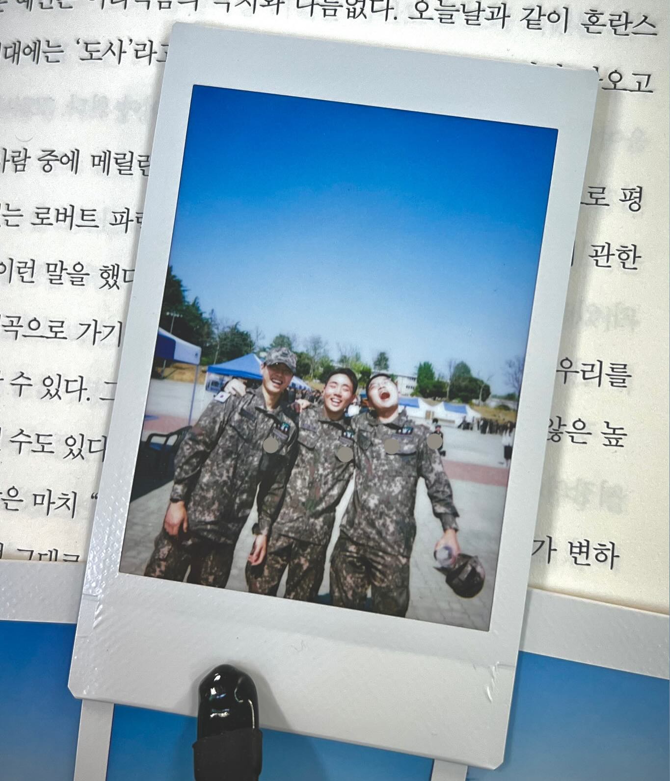 [군생활 중간 회고]

너무 좋은 곳에서, 이렇게까지 행복하게 군생활 할 수 있나 싶을 정도로 너무나도 잘 지내고 있습니다

또한, 예상 했던 것 보다 시간은 훨씬 빨리 지나가고 있고, 그 사이에서 개인적으로 많은 회복과 신체적 건강을 되찾을 수 있었습니다

저희 부대는 조교로써 면접을 보고, 차출 되어 오는 인력들만 있기에, 학력적으로 혹은 경험적으로 건강한 분들이 많이 있는데도 놀라울 정도로 전역 후 어떤 삶을 살아갈지 깊은 고민을 많이 하는 것을 보고 있습니다

그만큼 이 고민은 평생의 숙제이며, 이 나이대에 할 수 있는 너무나도 건강한 고민이라고 생각이 되고, 저 또한 많은 회복과 함께 추후 고민을 많이 가지게 됩니다

너무나도 감사한 것은 다양한 분야의 건강한 사람들과 함께 생활하다 보니, 또 새로운 것을 간접경험 하고 시야가 넓어지며 개인적인 고민에 많은 도움이 되는 것 같습니다

군대의 시간은 누구에게나 똑같이 주어지지만 농도는 천차만별이라는 것을 그 속에서 또 느끼면서, 깊은 농도의 향 좋은 에스프레소가 되도록 시간을 보내겠습니다

그 과정에 좋은 원두가 되어 주시는 전우들에게 다시 한 번 감사의 마음을 전합니다•••

남은 군생활도 건강히 잘 마치고, 멋진 모습으로 돌아가겠습니다 충성!!🫡