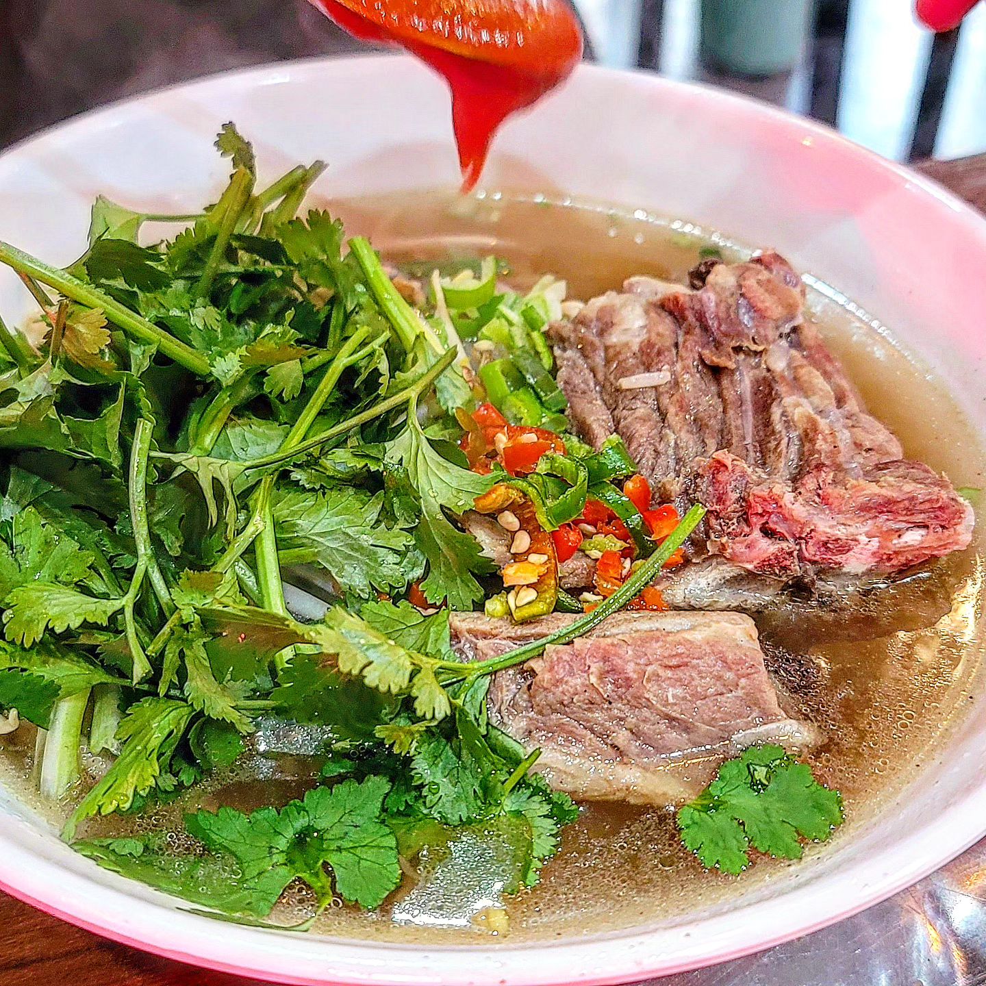 오늘 점심은 남편표 쌀국수🍜

돼지등뼈 푹~고아고아🥹
육수 끝내주고!!
고수까지 야무지개 준비해서 만든
#돼지등뼈쌀국수 #jmt 
진~~~~~짜 맛있음🤤🤤🤤
청경채 겉절이까지 만들어서 
내어주는 #요리사남편 행복 그잡채!!!

#오늘점심 #쌀국수 #맛있다
#폼미쳤다 #남편요리 #요섹남 
#푸드스타그램 #foodstagram 
#맞팔해요 #소통해요