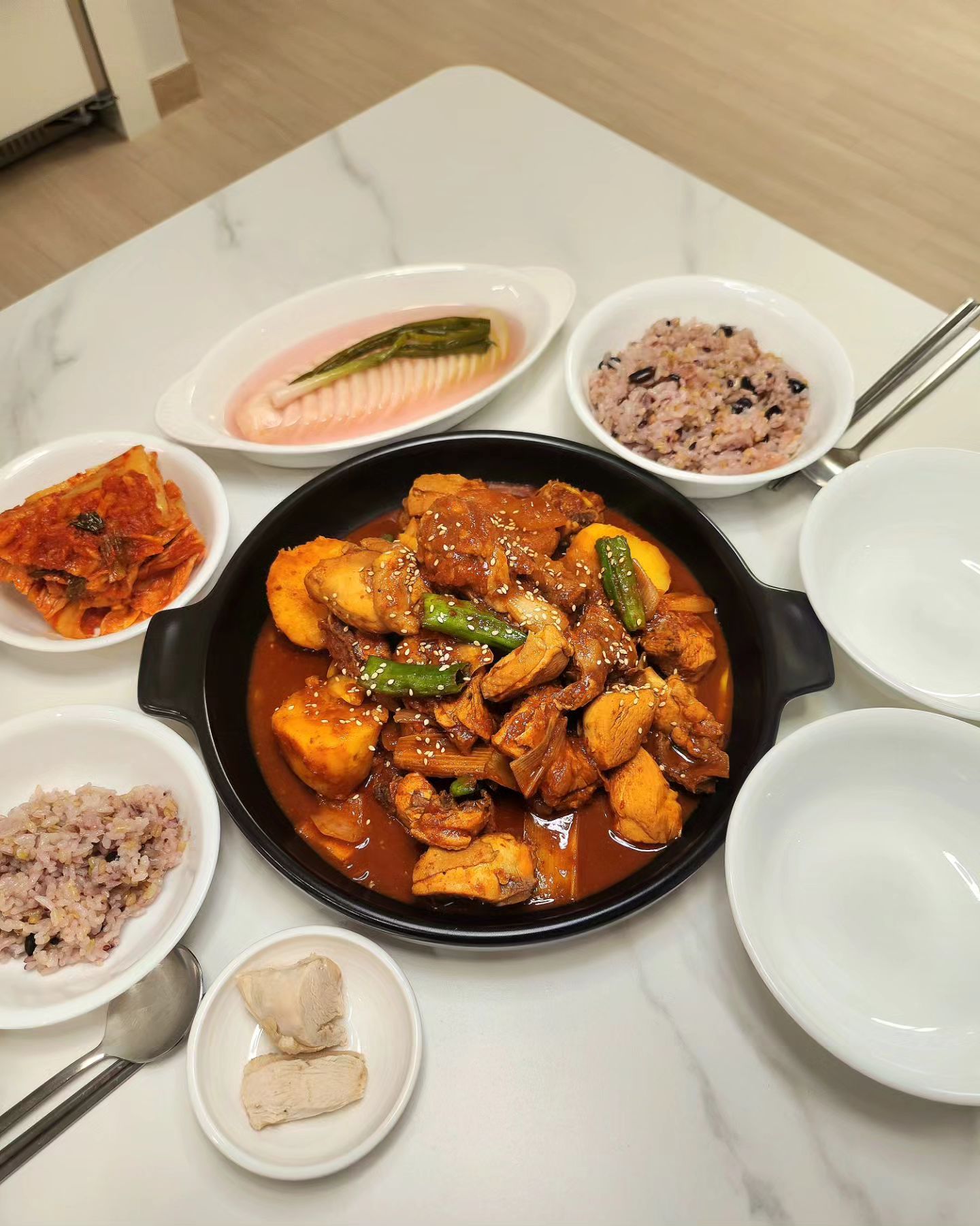 #한끼는잘먹자 #🍗
오늘은 얼큰하게 #닭볶음탕 했어요!

양념이 맛있게 잘 되서 오랜만에 잘 먹은 기분🤭

남편은.. 밥 세공기....🍚🍚🍚🙄
100kg 유지 하려면 저 정도는 먹어야 되나봐요?🤣

닭가슴살 두 조각은 우리 #🐈‍⬛ #깜콩이 껀데
얘는 그냥 뭘 걸쳐도 귀여움...🫶

🐈‍⬛ 좋겠다 넌.. 아무것도 안해도 귀여워서...🖤
.
.
.
.
.
.
.
#집밥#홈쿡#신혼#신혼밥상#저녁밥상#신혼저녁밥상#홈술#노동주#안주#술상#맛스타그램#쿡스타그램#먹스타그램#가정식#자취요리#선팔맞팔#먹팔환영
