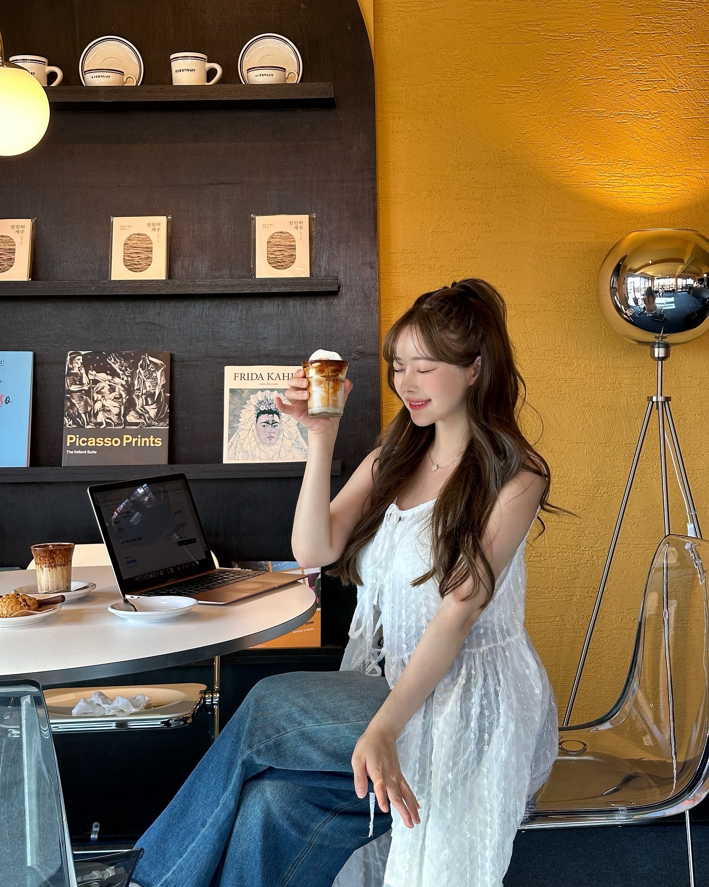 개인적으로 제주도 가서 
제일 좋았던 김녕 앞 카페
유학파 출신 사장님이 만든 커피맛이 
찐탱구리로 맛이 일품인곳..✨

제주 갈때마다 또간집이 생기는데
이 카페도 벌써 2번째 방문🥰

김녕 or 월정리 가는 사람 무조건 가세여!!
비밀인데 남자분들 사진 잘나와여..➰

🏷모멘터리 momentarycoffee_jeju 

#제주카페 #제주여행 #제주일주일살기 #제주도 #koreatravel #제주가볼만한곳 #동쪽여행 #김녕카페 #디지털노마드라이프 #또간집