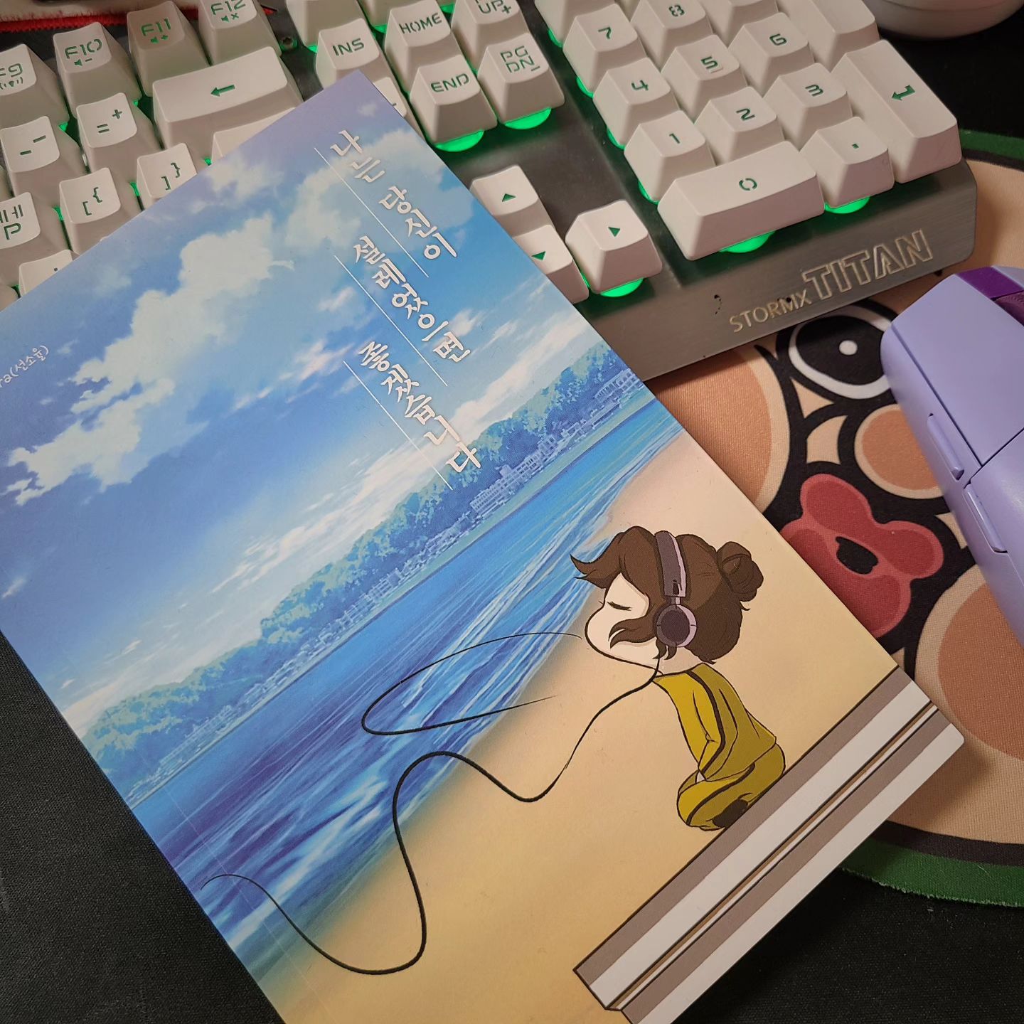 #협찬 #읽을만한책

📚짧은 시간 안에 읽기 편한 힐링책
✨️ 2023년 한국만화영상진흥원 지원사업 선정작

너무 힘들면 숨어버리고 싶은 날이 많은 요즘
일하다가 머리가 너무 아파 읽으면 힐링이 되던 책
잠 자기 전에 읽으니 머리가 맑아지는 느낌.

모든 것은 내안의 힘을 통해 앞으로를 헤쳐나갈 수 있다는 힘을 주던
위로가 되고 힐링이 되었던 #나는 당신이 설레었으면 좋겠습니다 #에세이

그림이 있어 읽기가 편하고
텍스트가 적으니 책 입문에 좋다고 느꼈어요!
제목도 좋은데 디자인도 힐링되네요 :)
심적으로 편하게느껴진 책은 오랜만이에요!

✅️ 추천독자
- 에세이에 입문하시는 분
- 편하고 쉽게 볼 수 있는 책을 원하시는 분
- 지친 일상 속 응원이 필요하신 분

✅️ 현재 교보문고 영풍문고 오프라인 매장, 온라인서점에서 구할 수 있어요.
artist_adora

#신간에세이 #책추천 #추천도서 #도서추천 #에세이추천 #추천책 #독서 #독후감 #책스타그램 #북스타그램 #예쁜책 #잘읽히는책