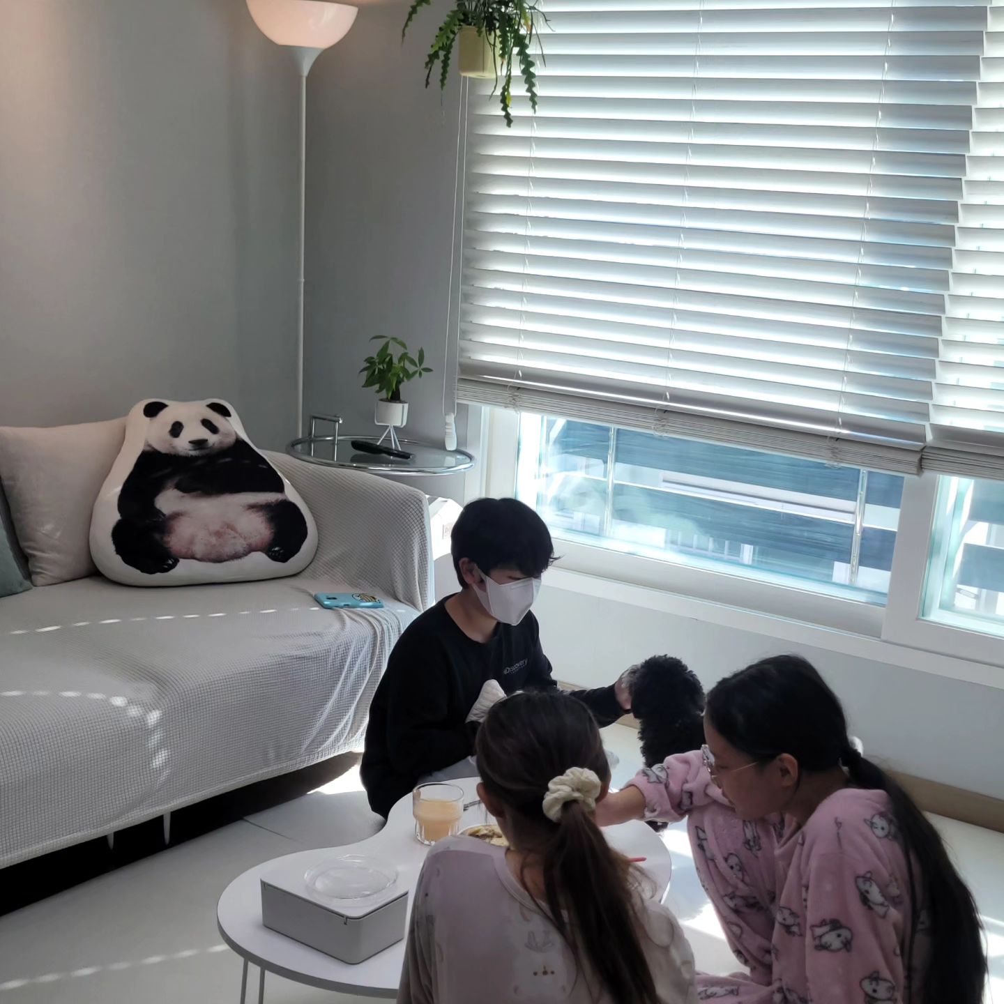 💓

주말엔 반 친구 두명이 놀러왔어용🤗
지난 번 친구들 올때 같이 못 온 친구들인데
너무 오고싶다 해서 루희가 다시 초대했데용😄
먹고 먹고 또 먹고 👍👍👍👍
영화도 보고 보드게임도 하고 🤭
친구들이 루희가 인기 제일 많다며
쉬는시간 되면 친구들이 루희 책상으로
뭉친다고 루희가 예쁘고 좋은 친구라고 하네용😊
학교 생활 즐겁게 하고 있는것 같아 기분이 좋네요💕

#주말일상
#학교친구들
#친구들과함께
#집에서놀기 
#한참크는애들
#먹고먹고또먹고
#귀여운초딩이들