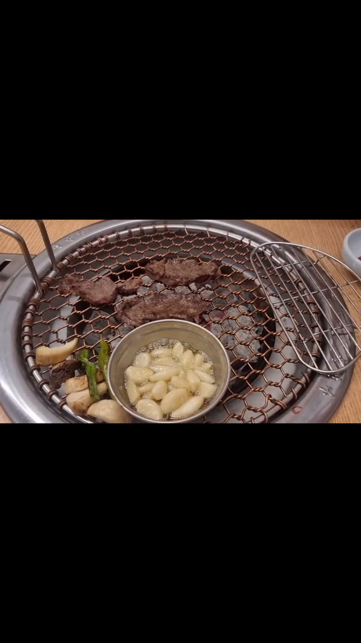 #광고 신선한 고기 먹고 싶은 사람~?

무조건 꽃춘삼정육식당으로 ㄱ ㄱ

정육식당이라 고기 질 진짜 너무 좋고,,
한우 입에서 사르르 녹는다 ㅠㅠ

육즙 팡팡에 고기 너무 부드러움 ㅠㅠ

그리고 밥도둑 김치찌개에다가
돌솥밥까지 먹으면 한끼 식사 든든하게 마무리!!

송도에서 이렇게 맛있고 넓고 깨끗한 식당
본 적이 없다,,

회식장소, 가족 단체 외식으로도
너무 좋으니까 다들 가보기~!!

📌 #꽃춘삼정육식당 인천 연수구 인천타워대로 197번길 16 2층
⏰ 매일 11:00~22:00
⏰ 라스트오더 21:00

#송도회식 #송도소고기 #송도삼겹살 #송도가족모임
#송도한우 #송도육회 #송도점심 #송도돼지갈비 #송도우대갈비 
#송도모임 #송도정육식당 #송도돌솥밥 #송도신년회식
#송도단체회식 #송도오겹살
#좋아요 #맞팔환영 #좋반 #좋아요반사