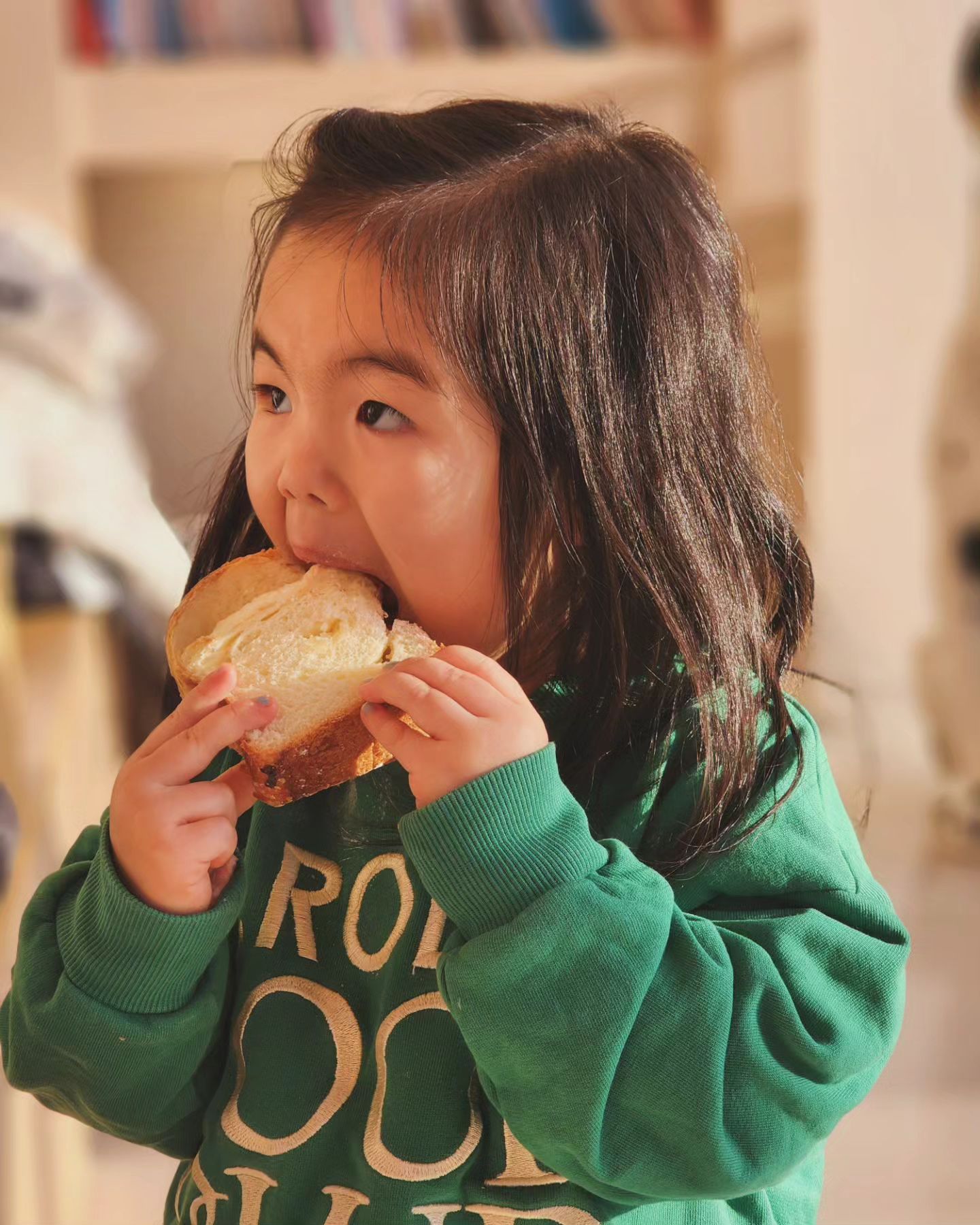 숨길수 없는 빵녀의 피.. 🍞🍞빵만 몇개를...💦💦

#아기먹방 #먹방아기 #35개월 #3살아기