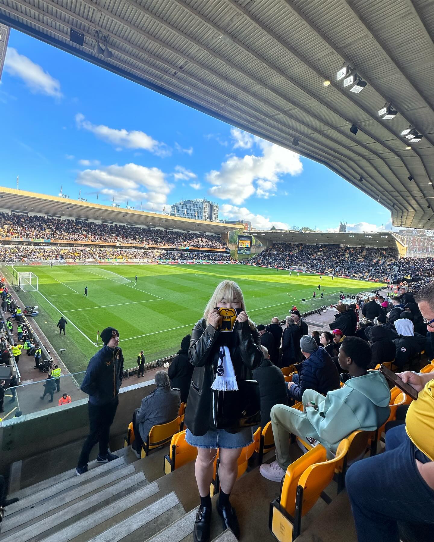 영국여행DAY1
축덕이라면 한번쯤 보고싶어하는 코리안더비.
그것도 울버햄튼vs톹넘, 히찬vs쏘니 경기 직관🙂
사실 전반 너무 노잼이라 짜증났었는데, 후반에 울버햄튼 정신차려서 꿀잼경기로🐺
생애 첫 PL직관 끝!