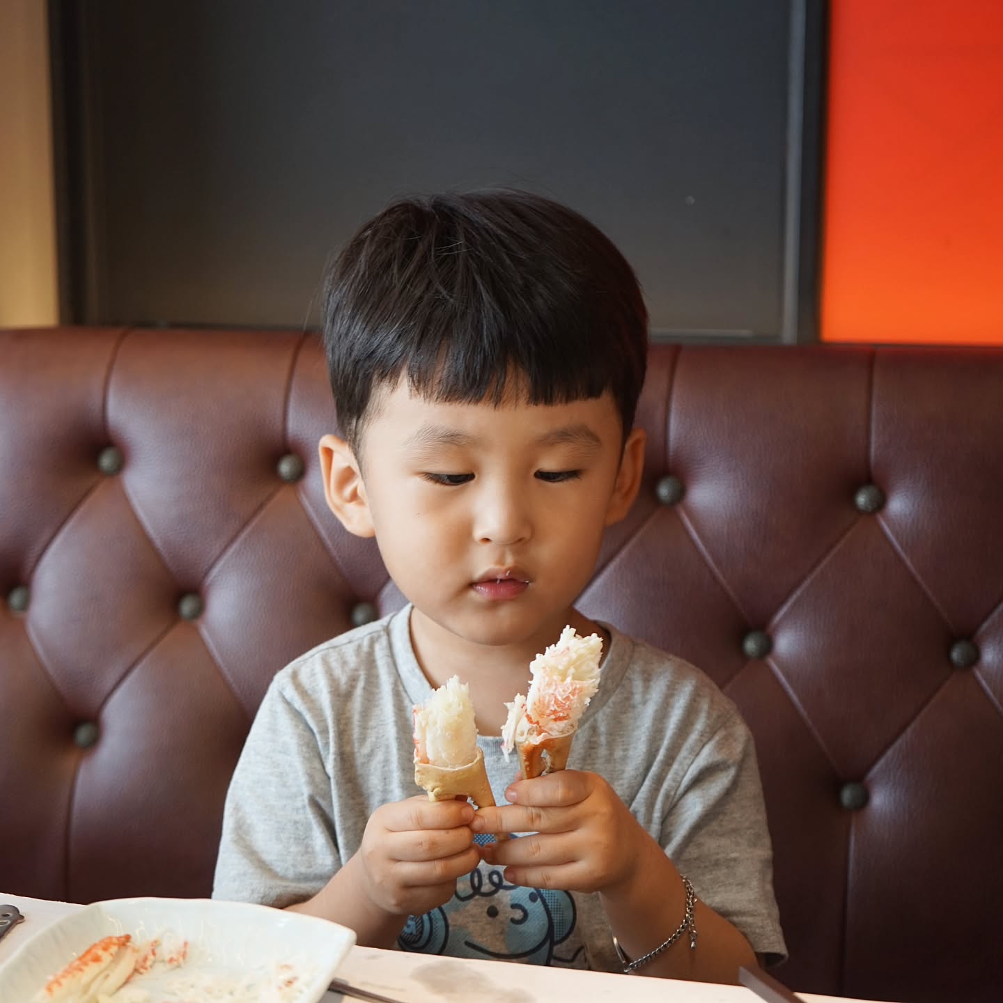 .
대게 들고 산낙지와 개불에 이어 해삼까지
제대로 즐길줄 아는 나이 45개월🥰
.
"엄마, 배에서 낙지가 꼬물꼬물해"
.
#혹시나하고 #낙지를주니 #역시나👍 
#뭐든 #잘먹는아이👶 
#애비 #다이어트시켜주는 #착한아들🤗