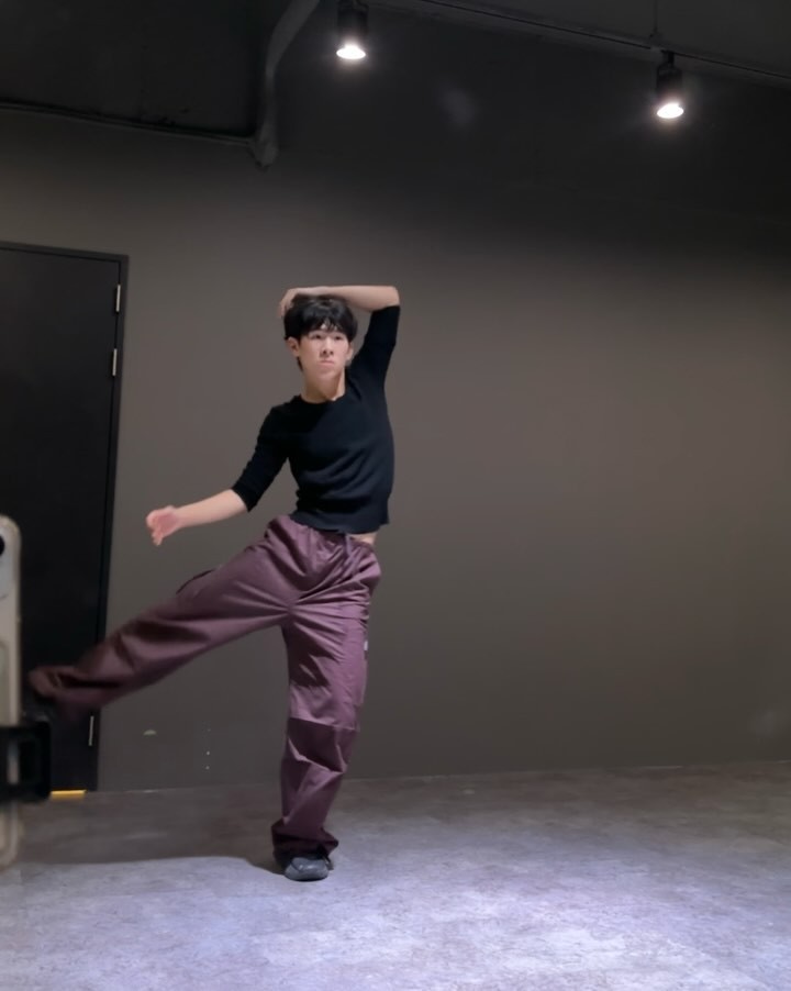 좋아하는 걸 하며 꿈을 향해 한 발짝 다가가는 사람들이 부럽습니다.
뭘 해야할까요.. 저는.

#dance #waacking