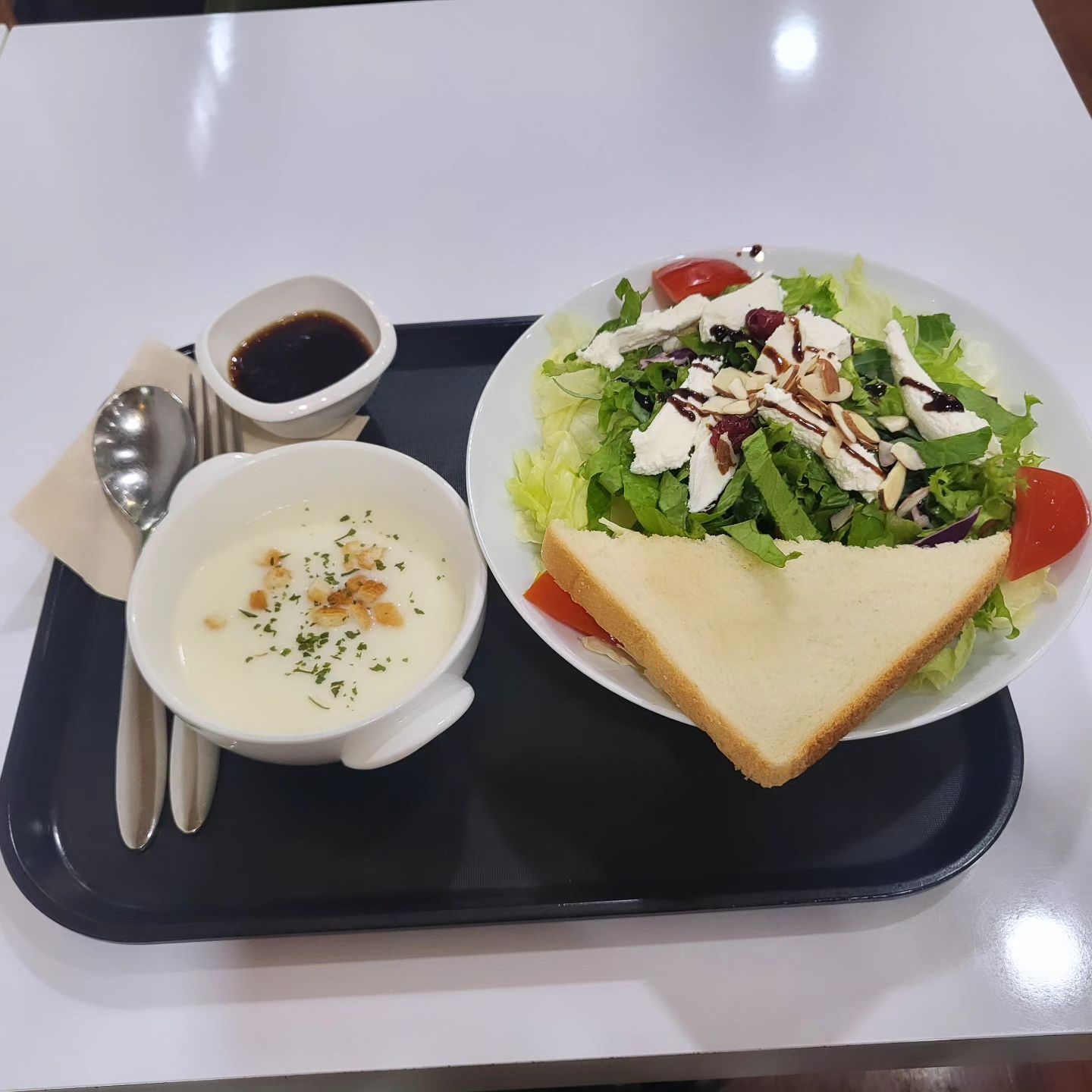 하도 다이어트하라고 해서 샐러드 

ㅋㅋ 모먹냐구...