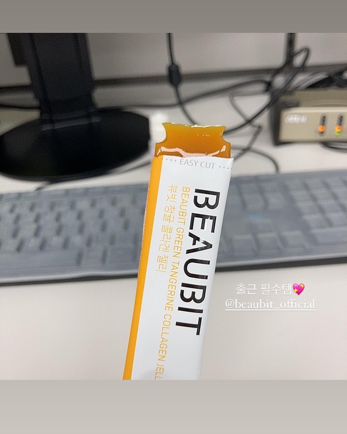 #제품제공 beaubit_official 

요즘 출근길 필수템 뷰빗 청귤 콜라겐젤리🍊
간식을 입에 달고 살고, 앉아만 있다보니 몸도 무거워져 가는 시기에 만나게 된 간식대용으로 좋은 청귤맛 콜라겐젤리입니다

평소이 비린 콜라겐 먹는데 거부감이 있어서 잘 못먹는 사람들에게 완전 추천💕

#뷰빗 #뷰빗청귤콜라겐 #뷰빗청귤콜라겐젤리 #청귤콜라겐 #beaubit #이너뷰티 #innerbeauty #beauty #콜라겐 #저분자콜라겐 #collagen #스킨케어 #탄력관리 #탄력 #피부관리 #피부장벽강화
