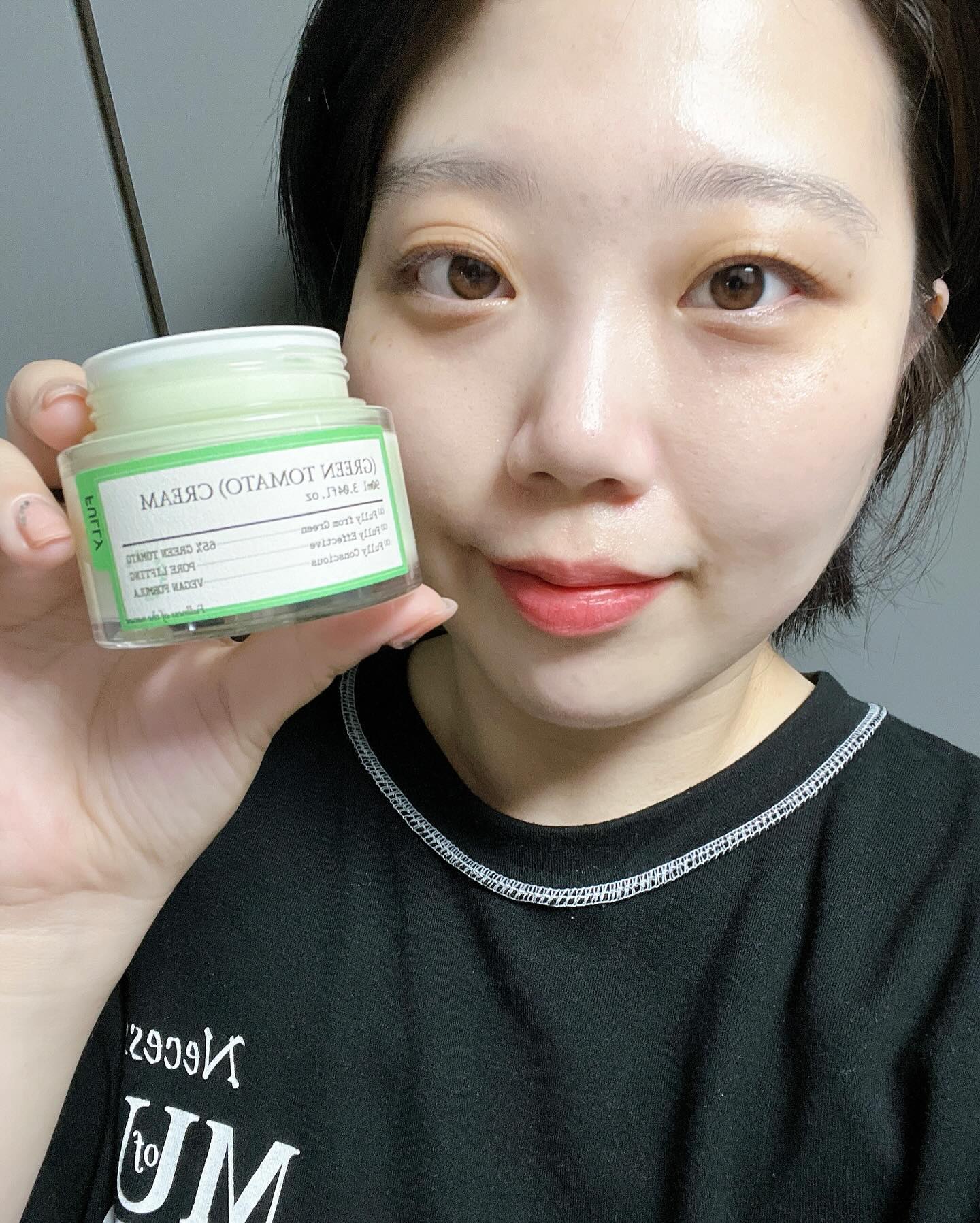 #제품제공 #글로우픽체험단 
glowpick_official 

요즘같이 찬바람불고 히터바람 쐬는날
속건조가 너무심해져서 걱정이더라구요🥲

너무좋은기회로 글로우픽 설문단에
당첨되어  사용해본 그린토마토 크림❣️

📍풀리 그린토마토 크림🤗

열흘정도 사용하는 중인데
일단 제형이 꾸덕한 크림이아닌 살짝 묽은
세럼과 크림 중간 정도? 의 제형이라
뭉침없이 잘 발리고 그만큼 흡수도 빠르더라구요❗️

바른 후 끈적임이나 번들거림 없이 촉촉하고
가볍게 흡수되고 겨울철 수분충전도되고
모공관리도 되니 너무좋네용😍

#일상#소통#코덕#코덕소통#코덕환영#선팔#맞팔#겨울철#피부관리#보습크림#모공크림#그린토마토#그린토마토크림#선팔#맞팔#선팔하면맞팔🙆#fff