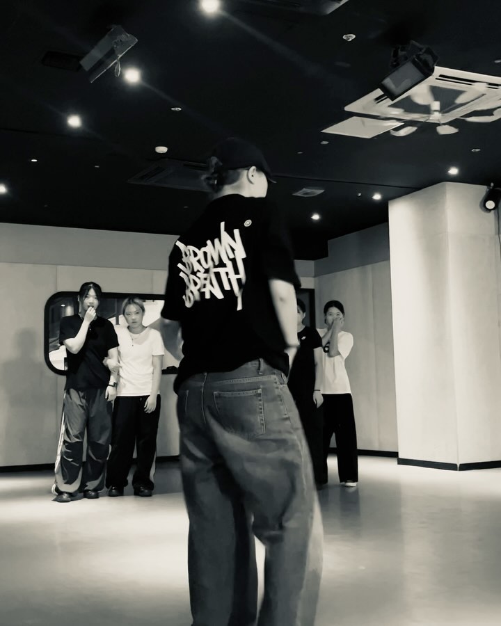 어느 틀에 맞추어 정해진 형식적인 수업보다 같이 연구하고 생각하는 소중한 시간이 되었으면 해서 신중하고 고민이 많았던 요번 호댄스 전문반 수업 :) 

어떠한 주제를 가져와도 즐겁게 해내줘서 고맙고 •• 대견하고 •• 소중해 🫂 또 만나자 🤎 #호댄스 #전문반 #dancers