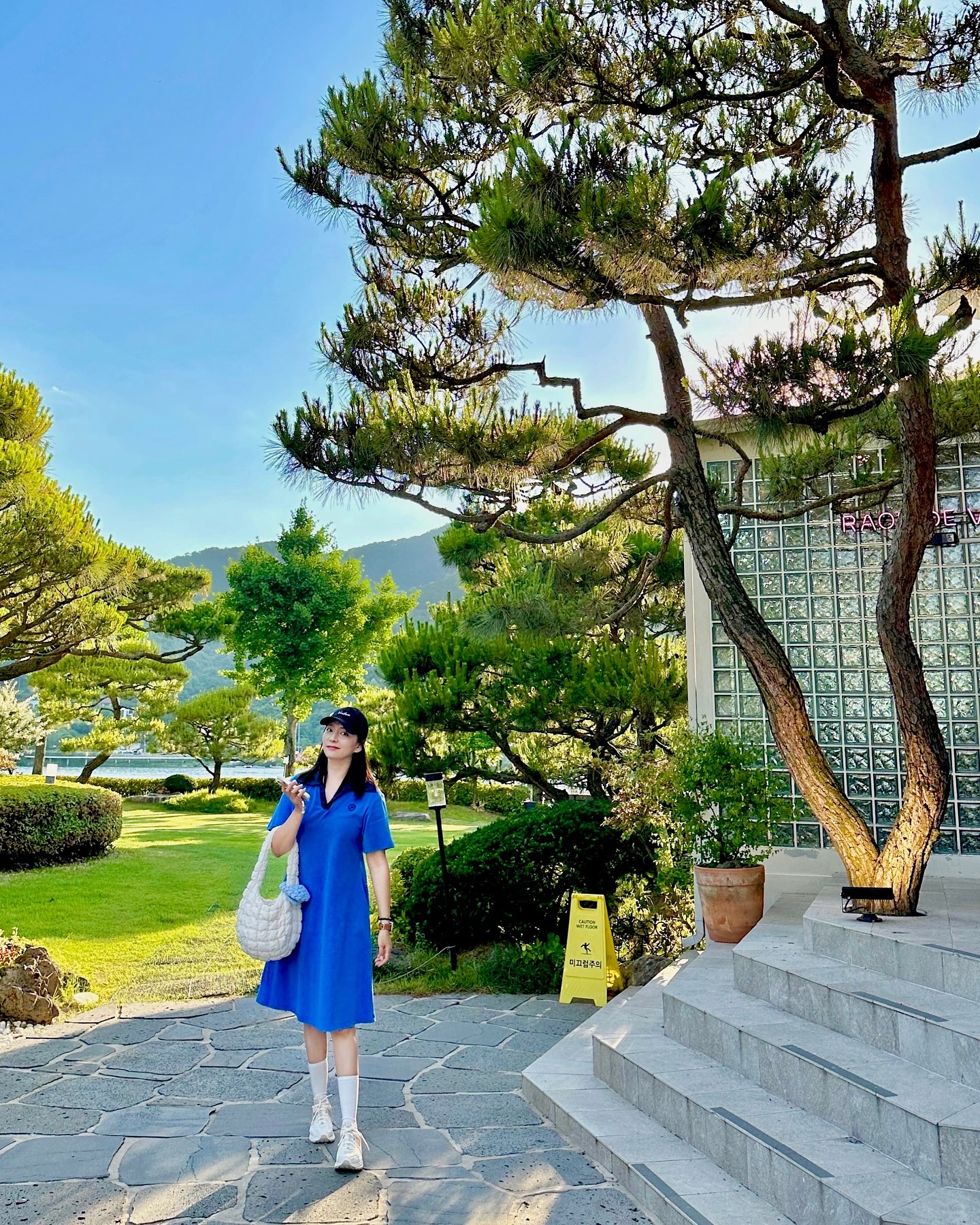날씨 너무 좋다💙
저번 북한강 산책하다가 
 가봐야지 했던 카페 왔다 🙌🏼 
너무 좋은데 다 좋은데~ 
역시 뷰 좋으면서 맛있는 카페는 없나보다 .. 
커피가 심하게 맛없다.. 🙄 
하 .. 커피 8000원.. 인데 맛좀 .. 원두 너무 태워서 쓴맛 탄맛.. 
야외는 반려견 동반 가능해서  몽몽이 데리고 한번 와봐야지