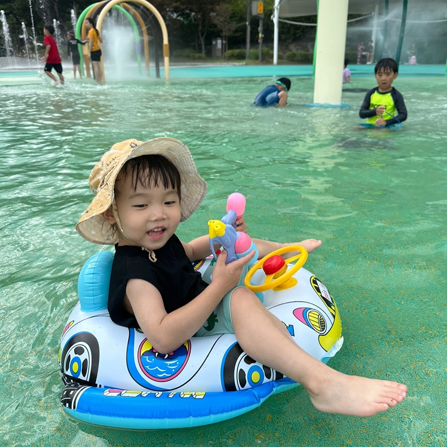 미래의 예동이가 보입니다…😊🩵 
급으로 칭구덜이 있는 물놀이터에 합류해서 남자친구 옷 입고 물놀이 들어갔더닠ㅋㅋㅋ이게 바로 예동이의 모습이지 않을까 싶은 모습이네🤭 옆에서 같이 놀던 아저씨가 “아들이예요? 딸이예요?” 물어보고 가시넼ㅋㅋㅋ
#예비아들맘