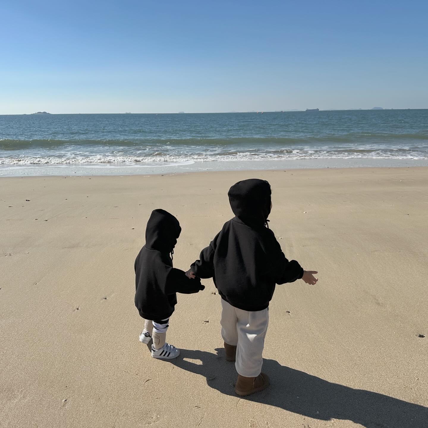 사랑해 💙

동생 바다에 빠질까봐 손잡아주는 주안이 헝아