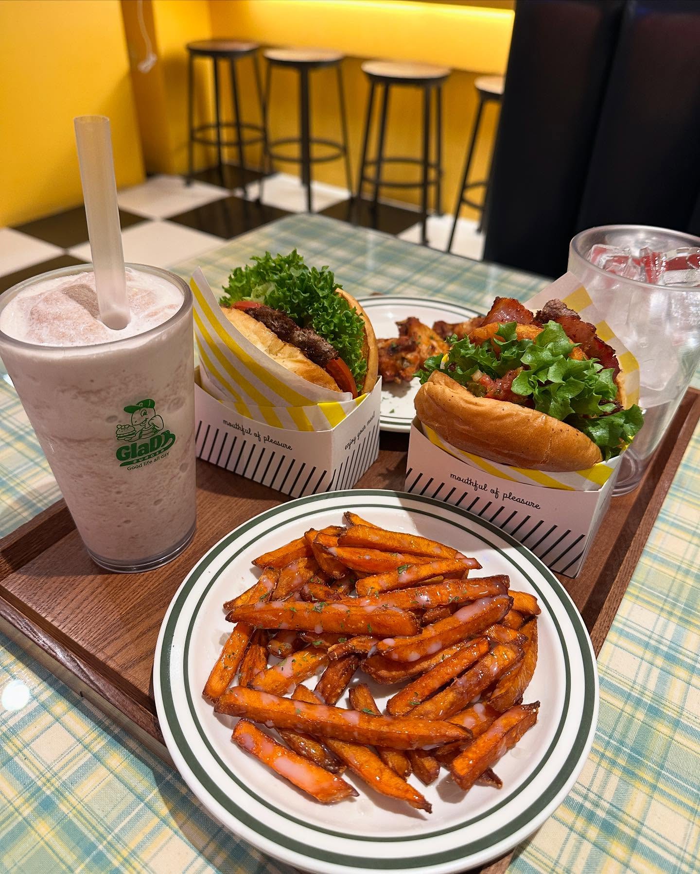 #협찬 #글래디버거 
이천 수제버거원탑 glady_burger_ 🍔

이천에서 먹은 수제버거중에 젤 맛있어요 !!! 
이천 또간집 글래디버거🤤

지난 번 왔을 때 먹은 트러플 버거에 반해서 
친구랑 재방문 했네요ㅎㅎ

오늘은 해쉬브라운버거 먹었는데 
패티 육즙이 장난 없습니다 👏🏻👏🏻

수제버거 크기도 큼직하고 진짜 맛있어요
이미 이천 사람들에겐 소문난 버거맛집~!

버거와 어울리는 고구마 프라이즈에 
쉐이크까지 꼭 드셔보세요!!! 🥰

📍주소: 경기 이천시 부악로 72-3 1층
⏰영업시간: 11:00-21:00
🏷️ 메뉴: 해쉬브라운버거, 리얼치즈버거, 치킨 윙/봉, 고구마프라이즈, 쉐이크, 코카콜라

#먹스타그램 #foodie #foodphotography #먹스타 #맛집 #follow4like #follow #foodstagram #foodlover #이천맛집 #이천카페 #이천맛집추천 #이천술집 #이천가볼만한곳 #이천여행 #이천수제버거 #이천햄버거 #이천버거 #이천글래디버거