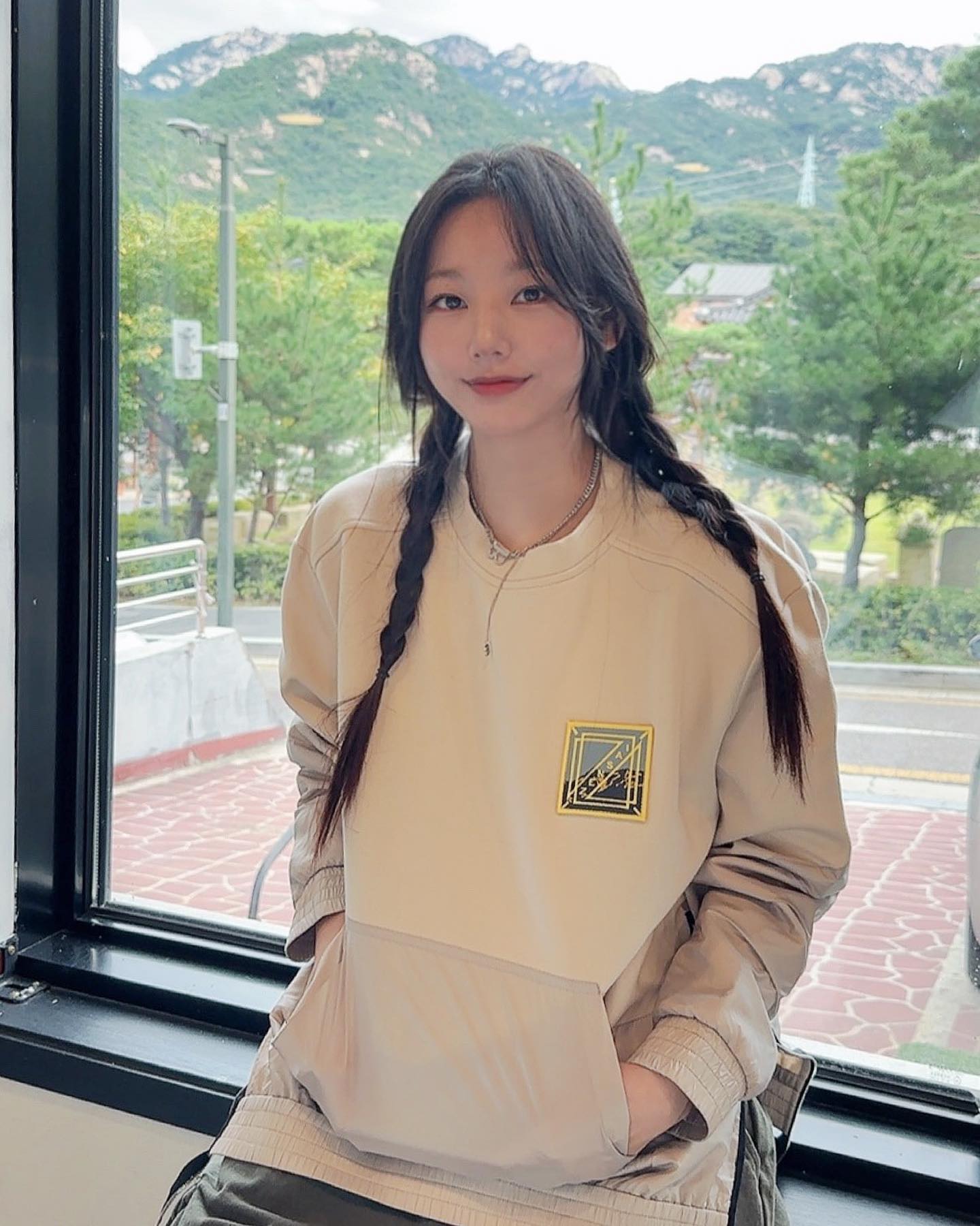 🤎 zensai_kr #서포터즈 #협찬 🤎이날 코디 진짜 너무 맘에들었따(⸝⸝- ̫ -⸝⸝)ෆ⃛ 힙한 간절기 맨뚜맨으로 딱!!

젠사이의 독특한 디테일이 담긴 스웻셔츠!
🪡자수 로고 포인트와 하단의 원단 질감이 다른 부분,
밑단 투웨이로 조절할 수 있는 지퍼라인 디테일 너무 이쁘구요💕
여기저기 포인트가 과하단 느낌이 없이 어울려서 입으면서 만족!!

젠사이 아이템들은 모두 남녀공용으로 입을 수 있는 넉넉한 사이즈들이라 커플템 맞춰도 좋을 것 같구! 팬츠, 아우터도 흔하지않은 #젠사이 에서 다가올 계절 준비 강추할래요👍🏻!!

🕋플래그쉽 스토어가 성수동에 오픈되었다고 하니,
지나가실 일 있다면 꼭 한번 들려보세요!! 
musinsa.official 에서도 만나볼 수 있어요💗

🧾:Woven Mix Overfit Sweat Shirt / IVORY / XS