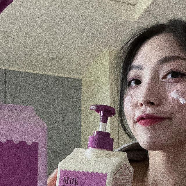 이태경 on Instagram: "밀크 바오밥에서 드뎌 일을 저질러따..! 옅은 보랏빛 튤립의 여리고 나긋한 달콤함과 향긋함이 오래도록 지속되고 🥺 튤립추출물이 함유되어 건조하고 푸석한 피부와 모