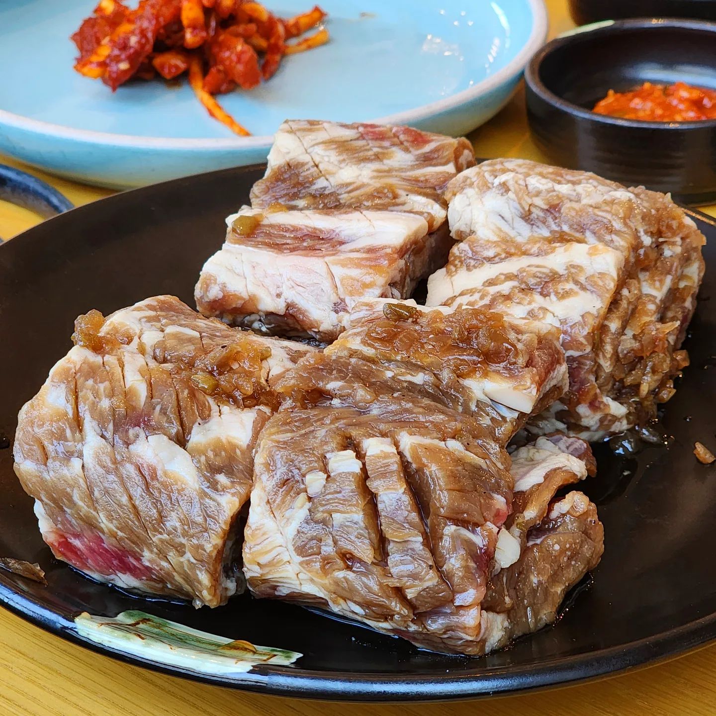 무실동 #광화문갈비

상차림이 고급스러운 갈비집
두툼한 양념갈비랑 정갈한
밑반찬들까지 다 맛있있다
평일에는 런치세트로도 즐길 수 있음

🧾광화문갈비 ₩39,000
된장찌개 ₩6,000

📍강원 원주시 능라동길 48 6층