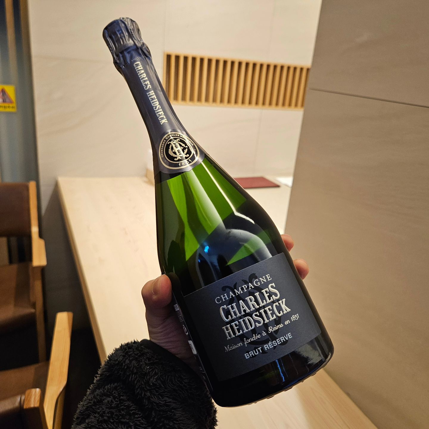 #CharlesHeidsieck
찰스하이직 스파클링와인
엔트리급 중 퀄리티가 아주 높은 샴폐인
익은 사과와 배맛이 나고
부드러운 탄산감에
크룩만큼은 아니지만 
피니쉬도 어느정도 가지고 있음 

결론 엔트리급 샴폐인의왕

#와인
#와인리뷰
#샴폐인
#스파클링와인
#wine 
#champagne