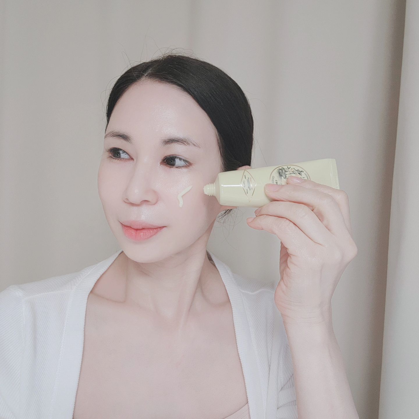 #협찬
바넬리 트러블크림🤍
일교차 심하고 건조한 날과 피로감에 컨디션이 
좋지않을때는 어김없이 예민해진 피부 트러블로
따끔거리고 홍조로 힘든 때에는 피부 진정과 수렴에
도움이 되는 트러블크림을 찾게 되는데요,

바넬리 크레마 디레마 크림에는 트러블 진정 성분인
데이지 추출물과 AHA와 BHA 성분 함유로 피부를
매끄럽게 만들어주고 빠르게 피부에 흡수가 되고

촉촉한 수분 젤크림처럼 탱글탱글 수분 보습이 
한가득 담겨있어 두겹의 보호막이 건조한 피부로
거칠어진 피부에 매끄럽고 윤기가득, 보습감이
오래 지속되어 추운 겨울 수분보습크림으로
쓰기좋은 바넬리 트러블크림으로 생기 가득한
피부로 가꿔보세요.

#협찬 #바넬리 #바넬리크림 #끄레마디마레 #데이지크림 #트러블크림 #데일리크림 #겨울크림 #수부지크림 #크림추천