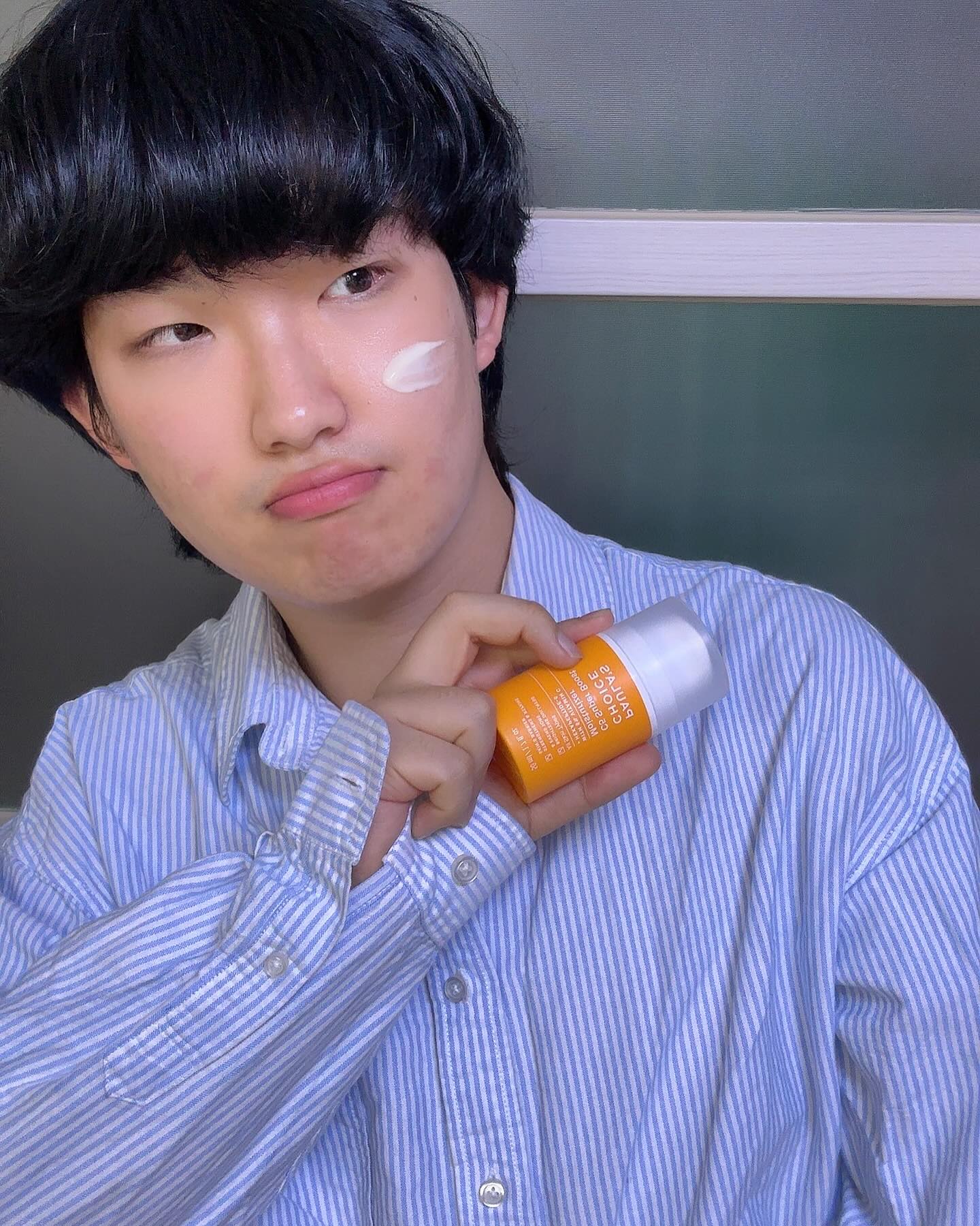 #내돈내산 polaschoice_kr
안녕하세요 시월입니다 :)
스킨케어를 적게 바르냐 많이 바르냐
이건 사실 스타일의 문제라고 생각하는데
이것에 대한 논점이 은근히 있더라고요..?
그냥 본인이 원하는대로 바르면 되는 거 아닐까요..?

저는 개인적으로 스킨케어를 많이 하는 것 같아요.
크림도 수분 크림을 바르고 보습/슬로우에이징 크림을
한 번 더 덧발라 스킨케어를 마무리하는데요.
요새 밤에 쓰는 수분 크림은 바로 이겁니다.

폴라초이스의 C5 슈퍼 부스트 수분크림인데요.
안정화된 비타민C 성분으로
빠르고 쉽게 피부에 전달해주는 수분 크림이예요 :)
크림의 제형은 부드러운 실키 텍스처로
복합성 피부 기준 전혀 부담스럽거나 답답하지 않았어요.

피부 수분 장벽을 탄탄하게 케어해주고
빠르게 속보습 케어를 도와주는 수분크림이랍니다.
제 피부에서는 바를 때
처음엔 아주 약간 화한 느낌은 늘 있습니다만,
5초? 10초? 별로 오래 지속되진 않더라고요.
비타민 크림이지만 흡수가 빠르고
본질은 수분크림이라서 산뜻한 촉촉함을
피부에 넣어주기 좋아요 :)

#폴라초이스 #paulaschoice #C5슈퍼부스트수분크림 #비타민 #vitamin #비타민크림 #수분크림 #크림 #미백 #보습 #수분 #피부장벽강화
