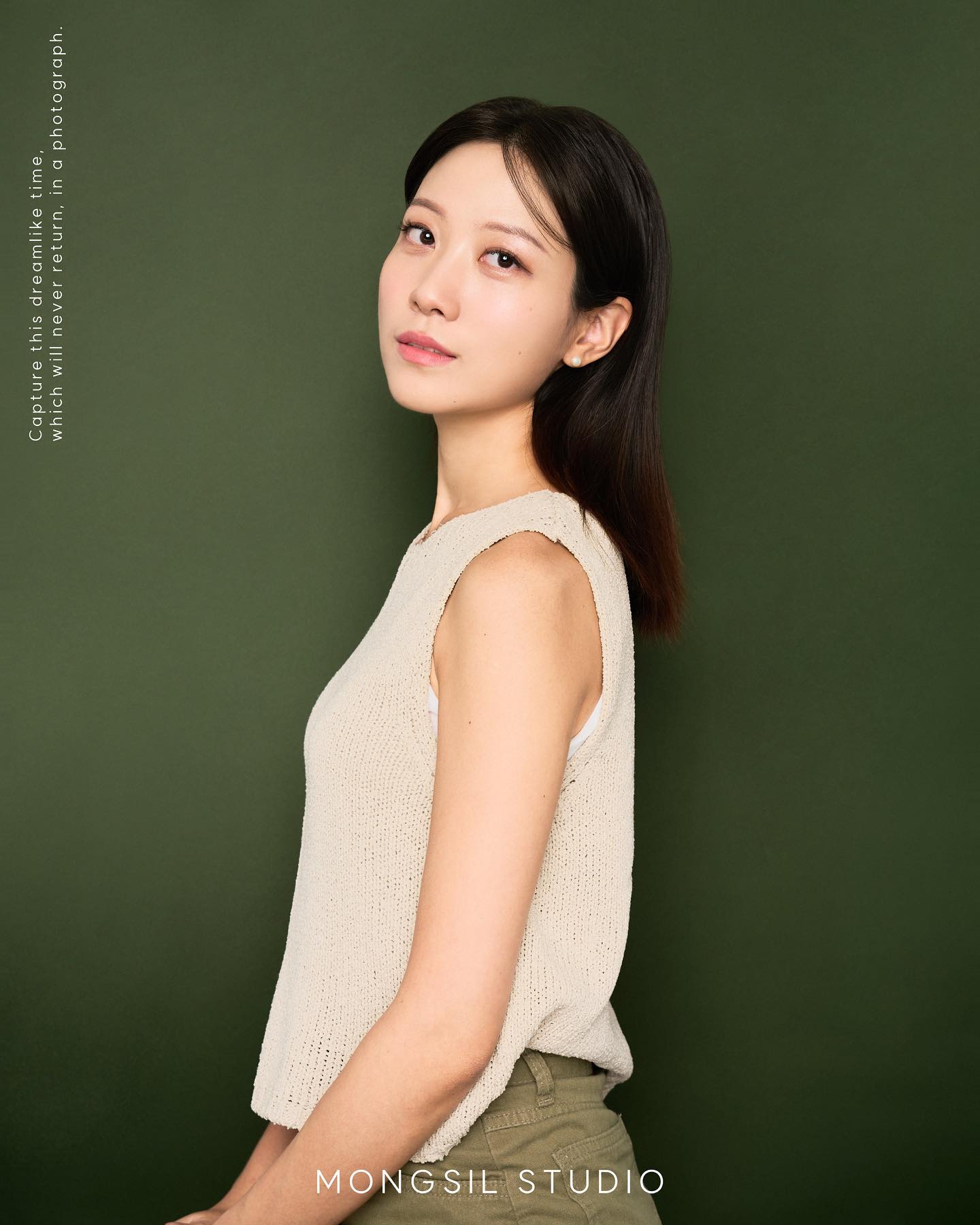 컬러 증명사진 찍어보고 싶었는데
좋은 기회 주셔서 감사합니다!! ☺️
흔하지 않은 초록 배경으로 찍어보았당
🍀💚🌿☘️🌲🍏🥝
송파 ’몽실스튜디오’
mongsil_studio 
.
.
.
.
.
#컬러증명사진 #협찬 #컬러배경 #증명사진 #여권사진 #민증사진 #퍼스널컬러 #잠실스튜디오 #몽실스튜디오 #프로필촬영 #ootd #모델프로필 #dailylook #데일리룩 #쇼핑몰모델 #피팅모델 #문정동 #팬톤컬러 #가락동 #배우프로필 #잠실사진관 #컬러사진 #승무원사진 #여름쿨톤 #개인화보 #개인화보촬영 #프로필사진 #협찬문의 #광고모델 #모델에이전시