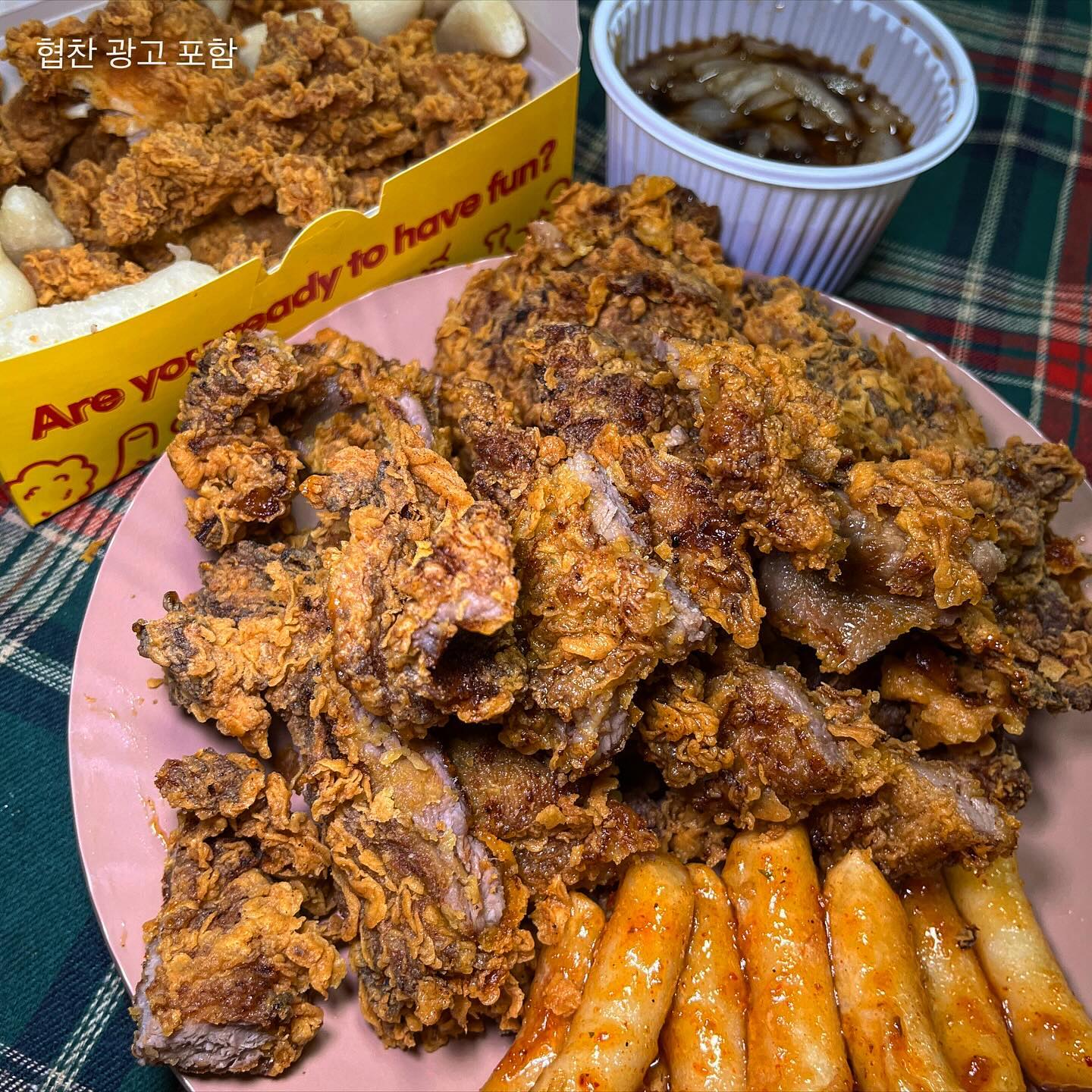 이것은 갈비인가 치킨인가 : 갈비를 통째로 튀긴 미친 조합 탄생 🍗

📍dangchiddaeng.official 

이제 제제하면 치킨인거,,다들 아시죠? 
근데 치킨 맛집 당치땡에서 새로운
땡기는 맛이 나왔다고 해서 바로 먹어봤어요!
달콤한 갈비와 빠삭한 치킨이 만나 
2배로 죤맛,,

남포동 마통갈비는 부산 남포동 돼지갈비를 
통째로 튀겨 감칠맛 제대로인 특제 고깃집소스와 
함께 즐기는 마성의 조합으로 완전 밥이랑
찰떡궁합 ㅠ 못참고 밥 두그릇 먹은거 안비밀^^~

요거 진짜 진심 맛있으니까 꼭 드셔보세요🫶 
새로운 치밥 조합 탄생 ✨

#당치땡 #당치땡마통갈비 #남포동마통갈비 #치킨 #치킨추천
