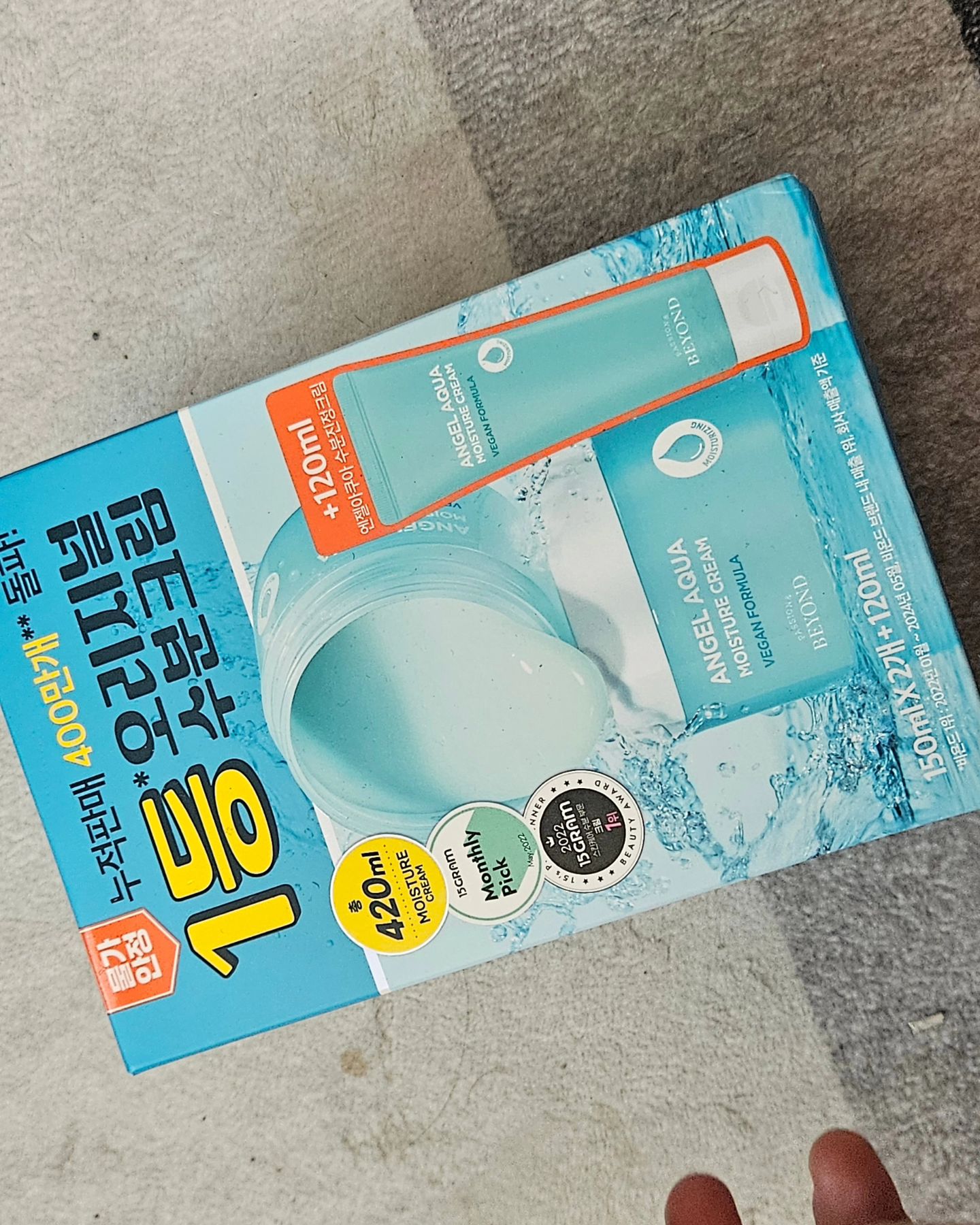 사실 수분크림은 거의 화장 기초화장에서 선크림 전 딱 거의 마지막 단계에서 사용하는 편이라서 만약 흡수율이 좋지 않으면 너무 끈적하고 오후되면 뭔가 엄청 번들번들해지는데

당연히 요즘 화장품에 맞게 끈적임?? 그런거 없고 기분좋은 상쾌한 수분감과 동물 유래 원재료 없고 교차오염(이 뭔지 모르지만)되지 않도록 관리한 한국비건인증원에 등록된 #비건인증제품

울릉도 전호 추출물과 릴리프 시카 콤플렉스를 함유한 포뮬러가 강력한 진정 에너지를 담아 건강한 피부를 가꾸어준다고 합니당

#광고
그리고 이것저것 엄청나게 좋은 성분이 많이 들어가 있다고 함(다 타자로 치기 너무 힘듬 ㅋㅋㅋ)

진심으로 난 끈적이거나 화장 들뜨면 당연히 바로 손절치는데 이거 쓰고 화장하고 파티에 간날 술먹고 난리치고 집와서 녹초되고 화장도 못지우고 잤는데 다음날까과 화장 상태 좋은거면 뭐 말 다한 수준 ㅋㅋ

하나는 수부지인 남자친구 줘야겠당

#광고 #비욘드 #BEYOND #엔젤아쿠아 #수분크림 #수분진정크림 #수분크림추천 #수분충전 #올리브영수분크림 #올리브영수분크림추천 #크림