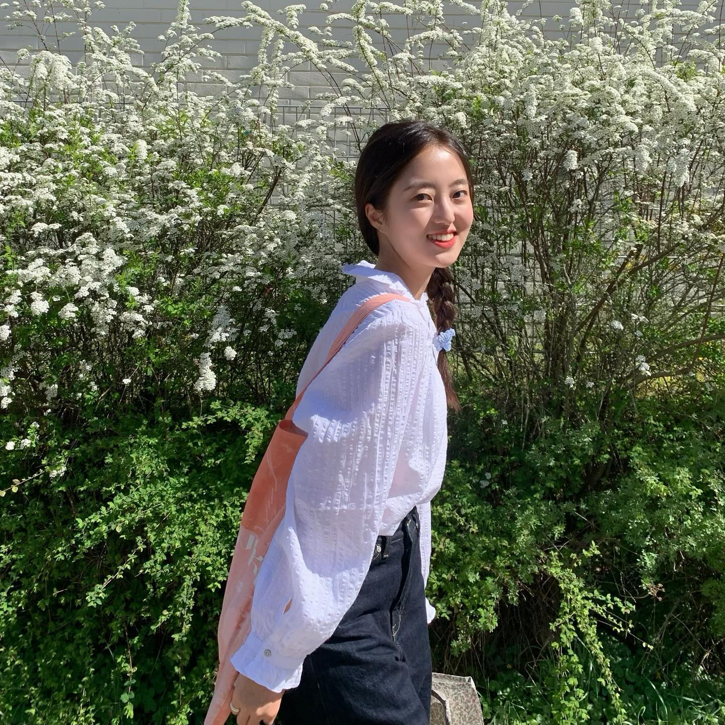 -
1,2,3. 언니 남자친구네 가는길에 찍은 사진~ 독일은 어딜가나 꽃과 풀이 가득하다🌷
3. 베키가 엄마랑 나랑 첫만남에 애교를 부렸다..내 심장..🥺
4. 얀이네 집에는 원래는 남자만 좋아하는 고양이 베키가 같이 산다(우리한텐 애교쟁이 였지만🤭)🐈‍⬛
6. 집 구경하면서 발코니 나갔다가 유리에 비친 모습이 귀야워서 엄마랑 사진도 찍고
7. 얀이 집에 있는 보드게임 보관함은 완전 다 들고오고 싶었지만 같이 할 사람이 없다눈 슬픈 현실🥲
8. 정말정말 너무 기대했던 얀이와 보드게임은 너무 재밌었다🎲
9. 따뜻해보이는 얀이네 집앞 풍경
10. 마지막은 함께 찍은 사진📷