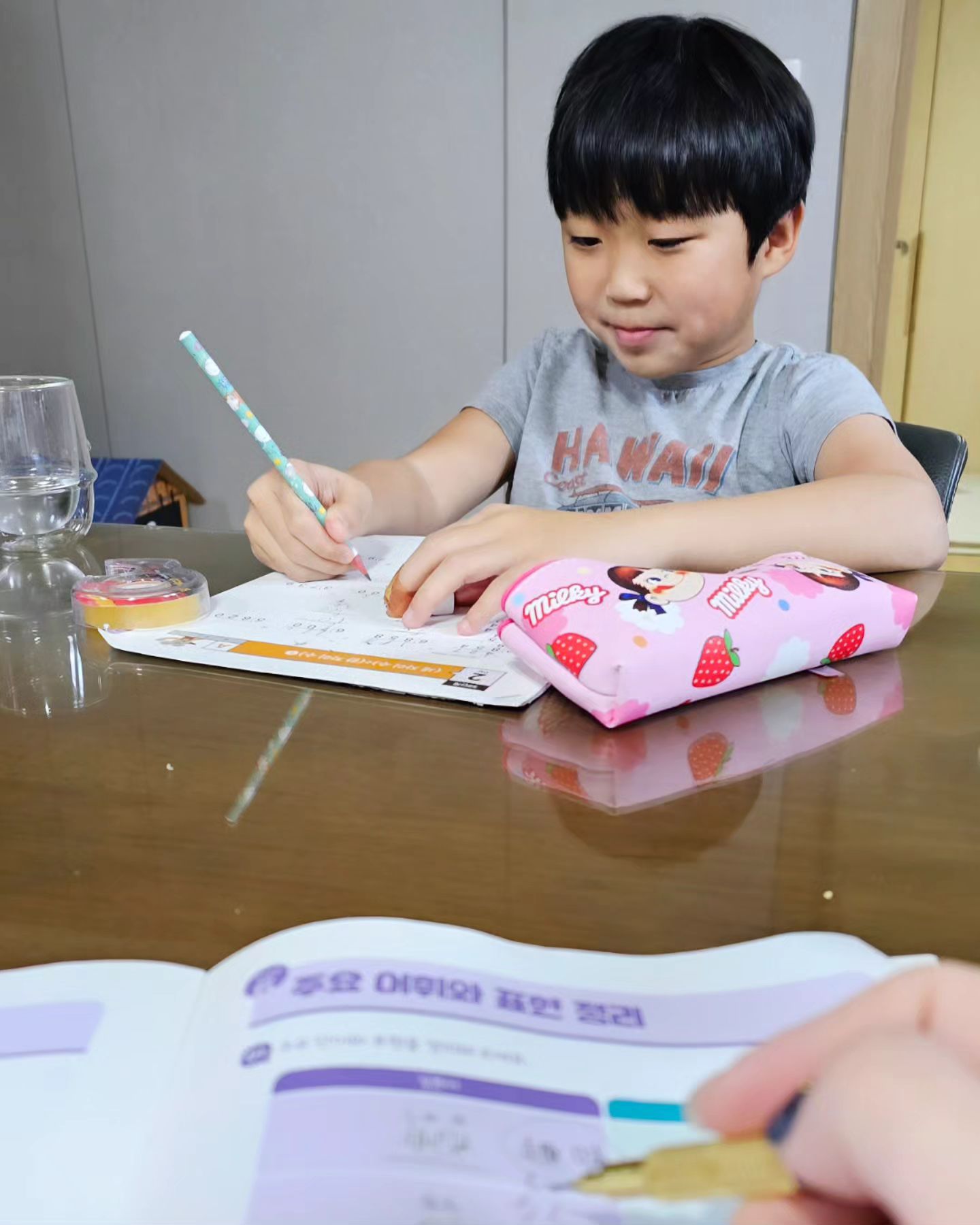 #공부시간
형아는 방에서 공부하고 ✏️
정우랑 엄마는 거실에서 각자 자기 #공부 하기 😁
정우도 형아처럼 혼자 스스로 좀 했음 좋겠는데...😂
문제하나 풀때마다 부산떨어서 엄마가 #일본어한자 가 안외워져...😭

#했던거또하고
#외웠던거까지잊어먹겠네 😭
#엄마선생님#아들그램#형제그램#공부그램#공부는끝이없다