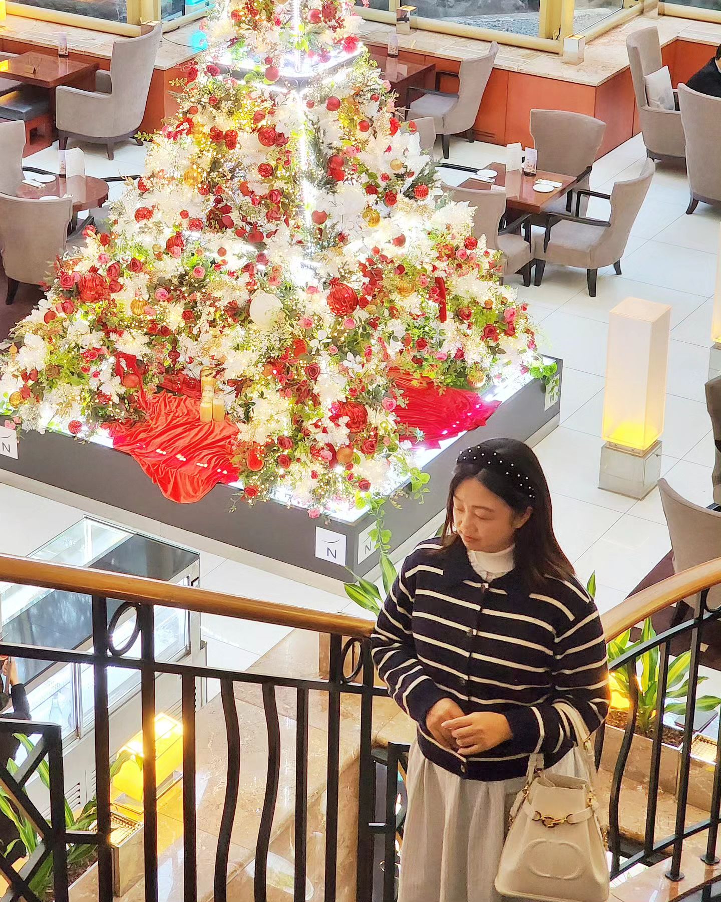 트리 아직 안끝났다고..🎄
1월까지 쭉~~ 안바빠영..😉 진짜루..😗 같이 놀아줄 파티원 모집..🫶❤️