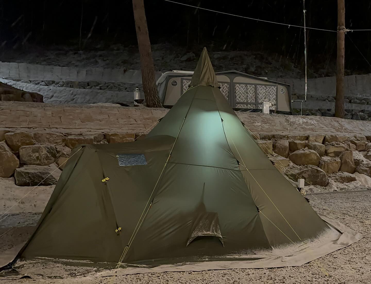 이번 겨울 설캠도 기다려지는 이유❄️☃️

대구에서 보기 힘든 눈이라 더 설레였던 설캠!
올 겨울에도 눈이오면 강원도로 달려가려구요 🙂

뒤처리 생각에 뒷목 잡고 있을 오빠지만...
내가 오빠따라 캠핑다니는 이유인걸 🫣🤭

#올해2월 #설캠 #헬스포츠 #바랑에르캠프