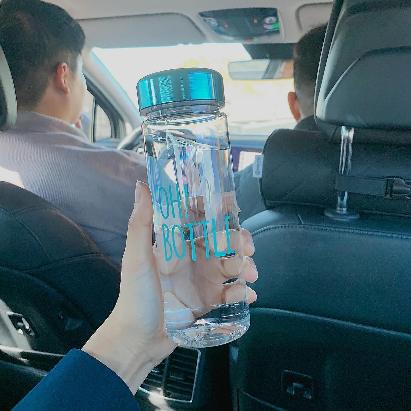 #협찬 oh_bottle 

메탈 트라이탄 보틀
플라스틱 뚜껑 아니라 메탈 뚜껑!!

‘일회용품 사용 줄이기 실천’으로
서울 출장갈때도 국회 간담회 갈 때도
법제처 교육 들으러 갈 때도 항상 가지고 다니는 텀블러 ෆ⸒⸒⸜( ˶'ᵕ'˶)⸝

실버 메탈뚜껑 텀블러는 내가 제일 좋아하는 색깔이라 700ml 큰걸로!

12월엔 뭔가 성탄절 🎄느낌 내고 싶어서
500ml 민트블루랑
350 ml 퍼플 텀블러 골랐는데
상세페이지 보다 실물 색깔이 더 예쁘고 맘에든당 ˘͈ᵕ˘͈

✔️믿고 쓰는 국내생산!
✔️완전 밀폐되어서 가방안에서도 새지 않는다
✔️360도 회전 인쇄도 가능하다구 한다 단체주문 #판촉물 로도 좋을듯
✔️-40도 부터 100도까지 가능! 
커피 담아도 얼음담아도되는 BPA FREE 
✔️장애인연계고용기업으로 발달장애인분들이 제품 생산하는 착한기업 (◍ᐡ₃ᐡ◍)♥︎ 

착한소비, 똑똑한 소비해요 우리 (ว˙∇˙)ง