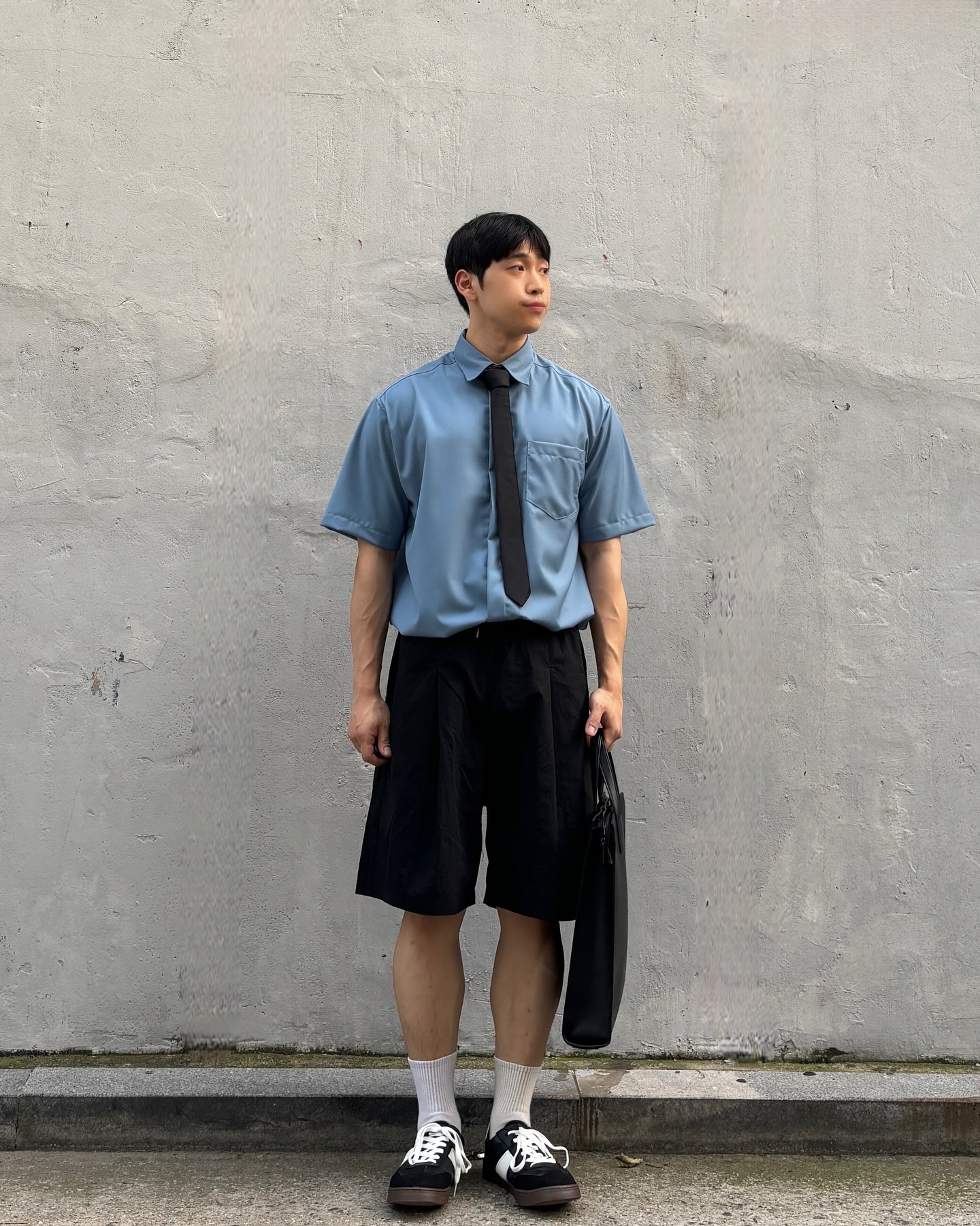 #협찬 ssycompany 에서 Fine Twill Tip Half Shirt를 제공 받았습니다

오늘은 mz출근룩(?)으로 입어봤습니다😀

셔츠도 탄탄하고 오버한 실루엣이라 불편함 없이 착용 가능한 뒷 카라 포인트까지 완벽한 셔츠 입니다!!👍🏻

top : ssycompany 
bottom : 1rony9orno_official 
shoes : shoopen_kr 

#ssy #에스에스와이 #남자셔츠코디 #남자반팔셔츠 #미니멀룩 #오피스룩 #출근룩코디 #회사원룩 #출근룩