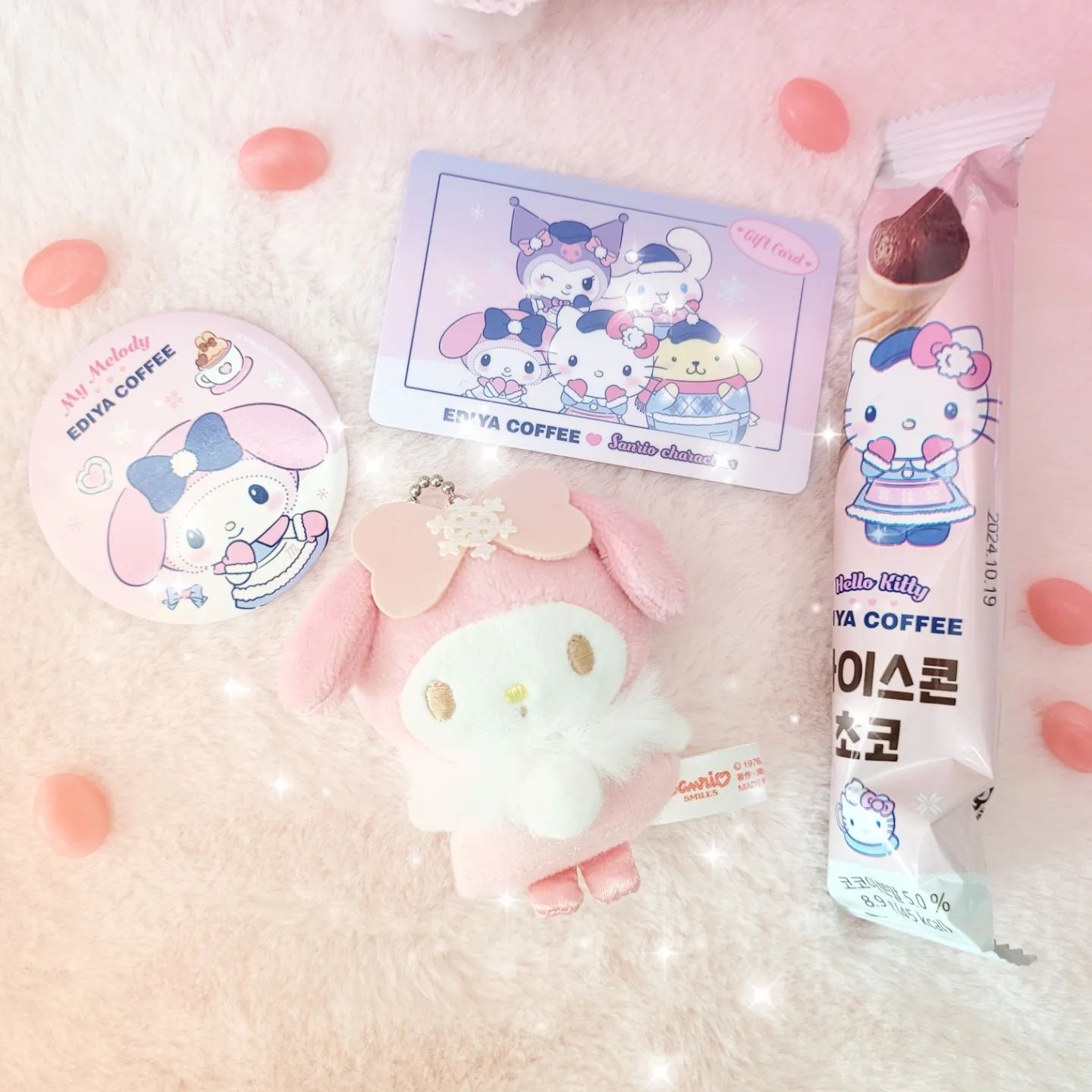 겨울이 어울리는 마이멜로디,,,🩷🩷
포근해보이는 망토를 두르고있어요~~
누구보다 겨울과 찰떡궁합이네요

포근포근~~~❄️
 #마이멜로디#핑크#키덜트#토이#인형#산리오#이디야#겨울#크리스마스#mymelody