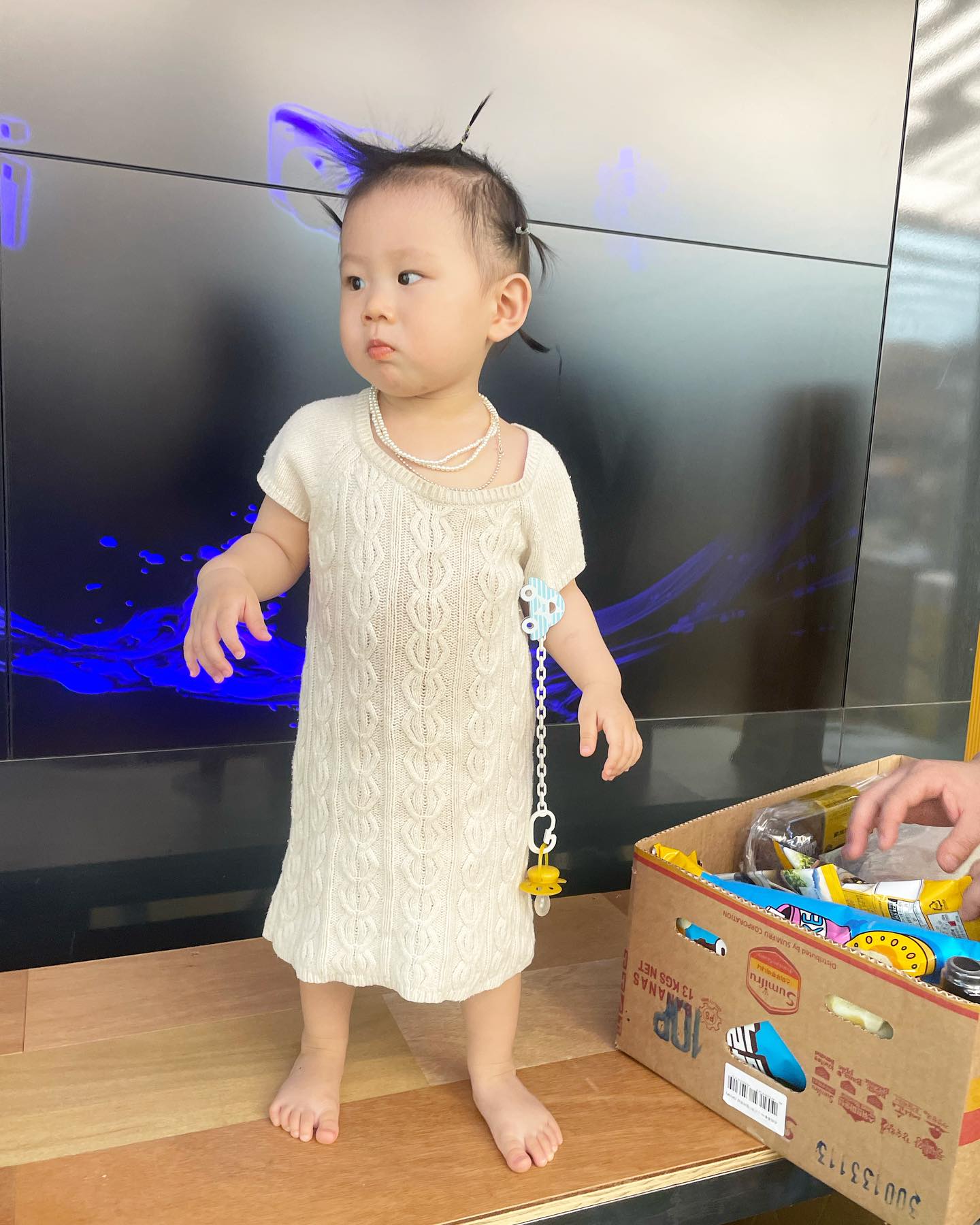 언니입니다 😝
발렌시아가 목걸이사줬것만 그르케 입에 물고뜯고 앞니로 스크래치만들고 ㅜㅜ 못살아진짜 

낼 모레 어린이날을위해서  또 즐겨보즈아